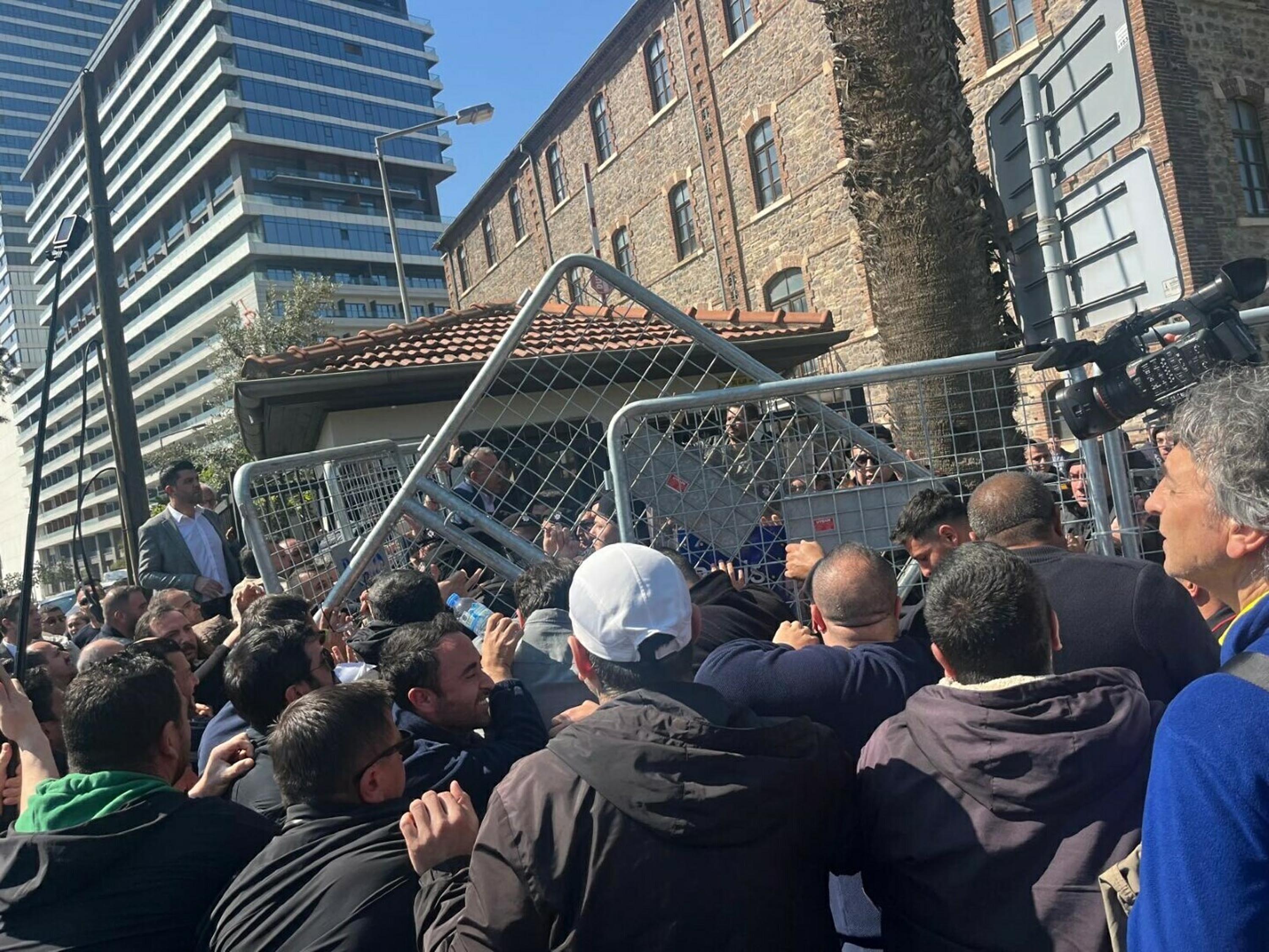 Meslek Fabrikası önünde yaşanan arbede ve polis müdahalesi