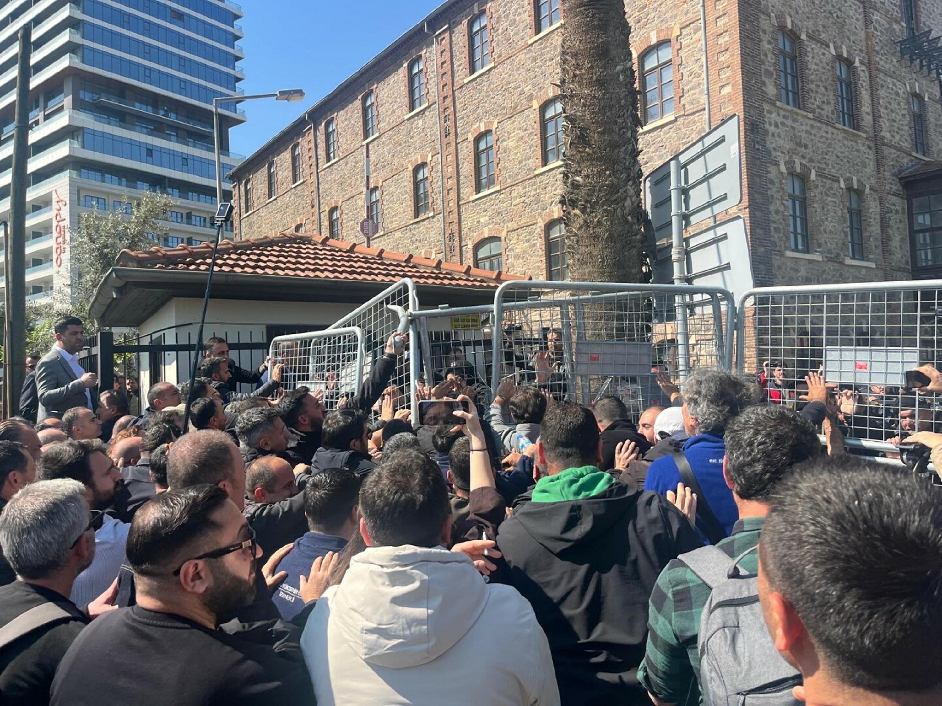 Meslek Fabrikası önünde yaşanan arbede ve polis müdahalesi