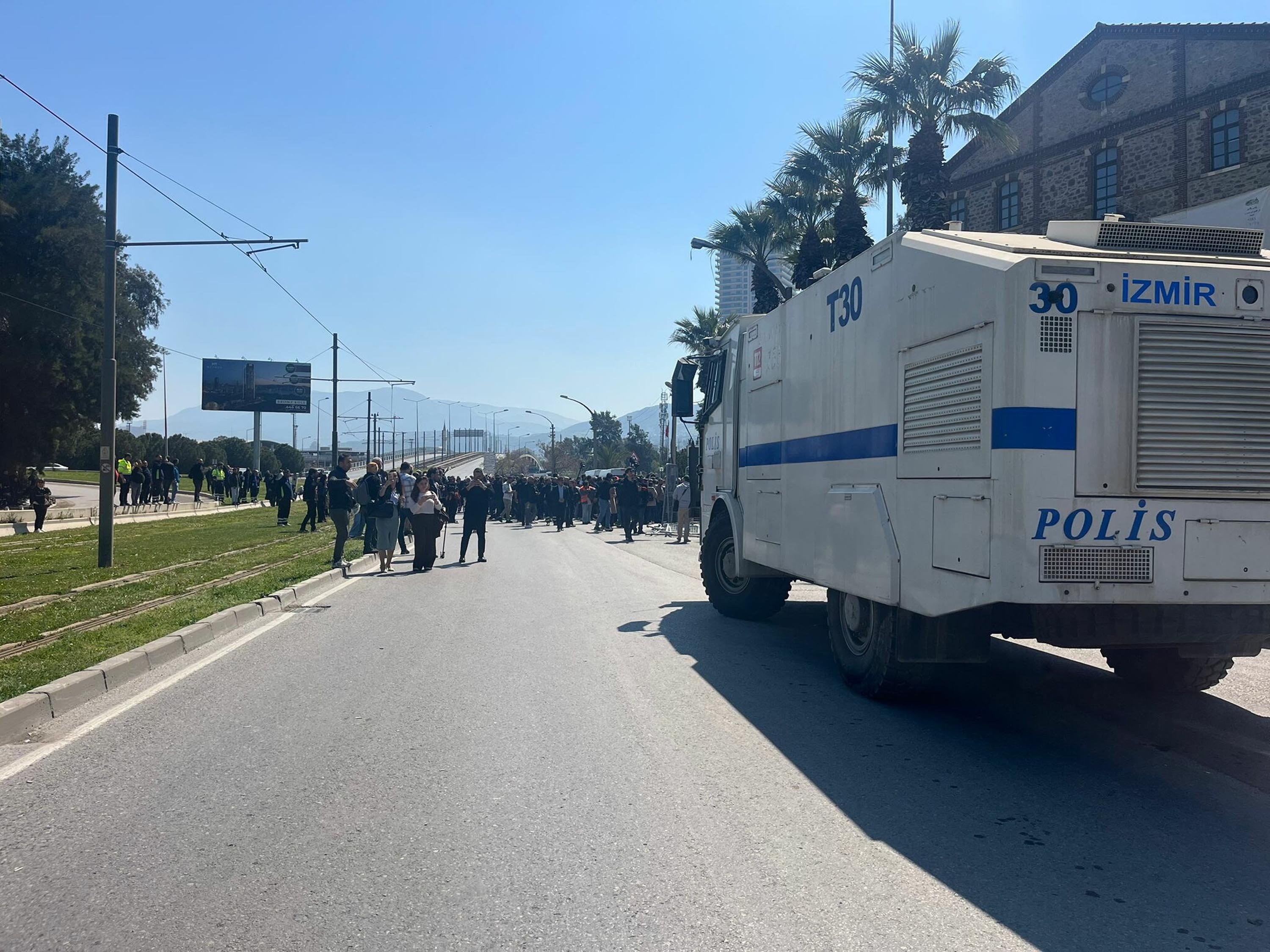 Meslek Fabrikası önünde yaşanan arbede ve polis müdahalesi