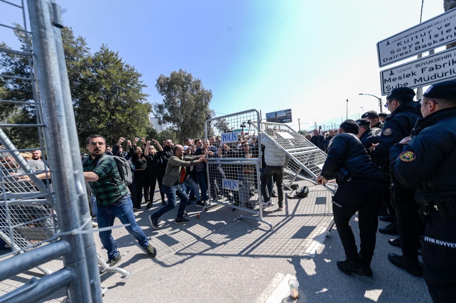 Meslek Fabrikası önünde yaşanan arbede ve polis müdahalesi