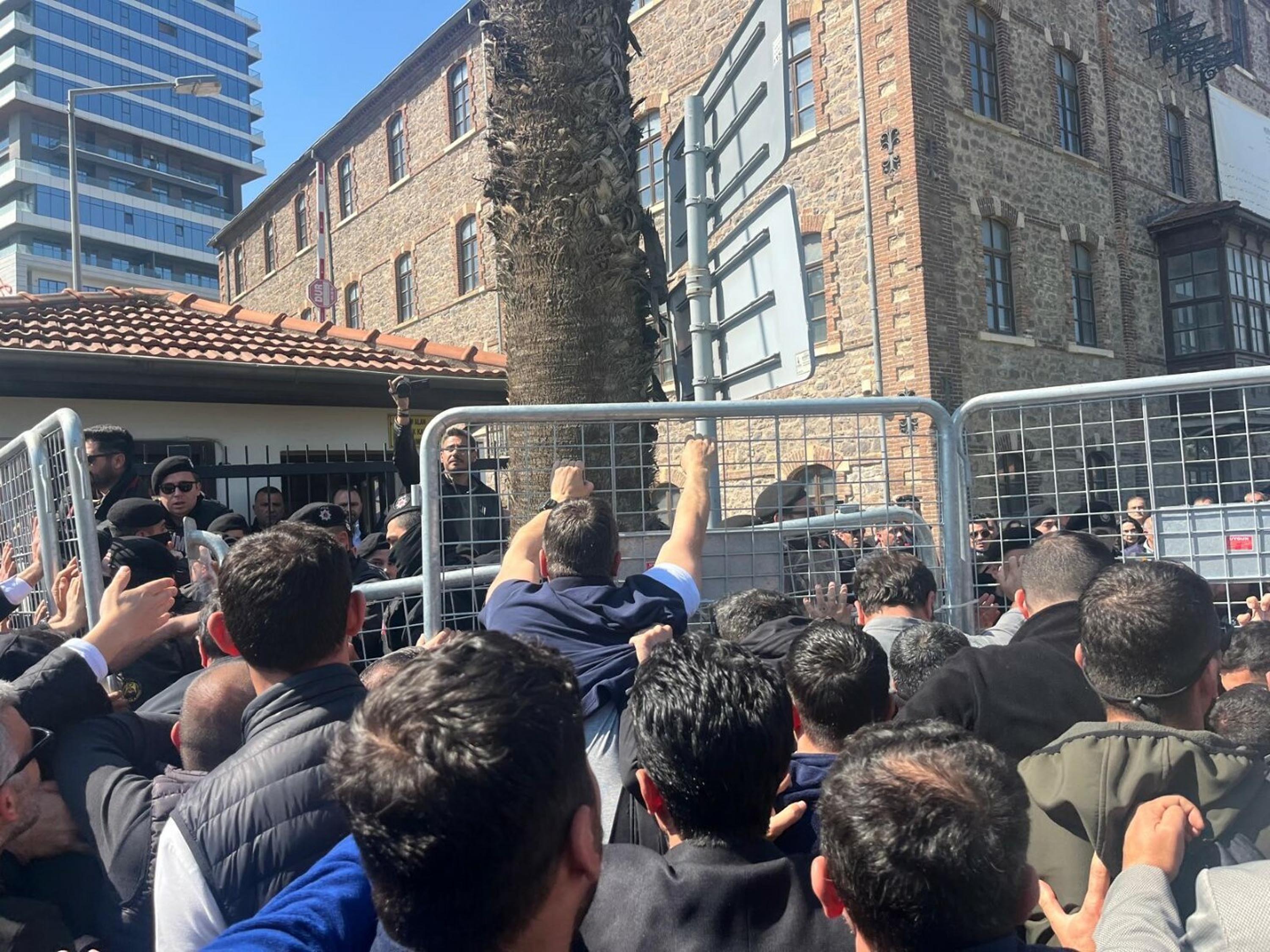 Meslek Fabrikası önünde yaşanan arbede ve polis müdahalesi