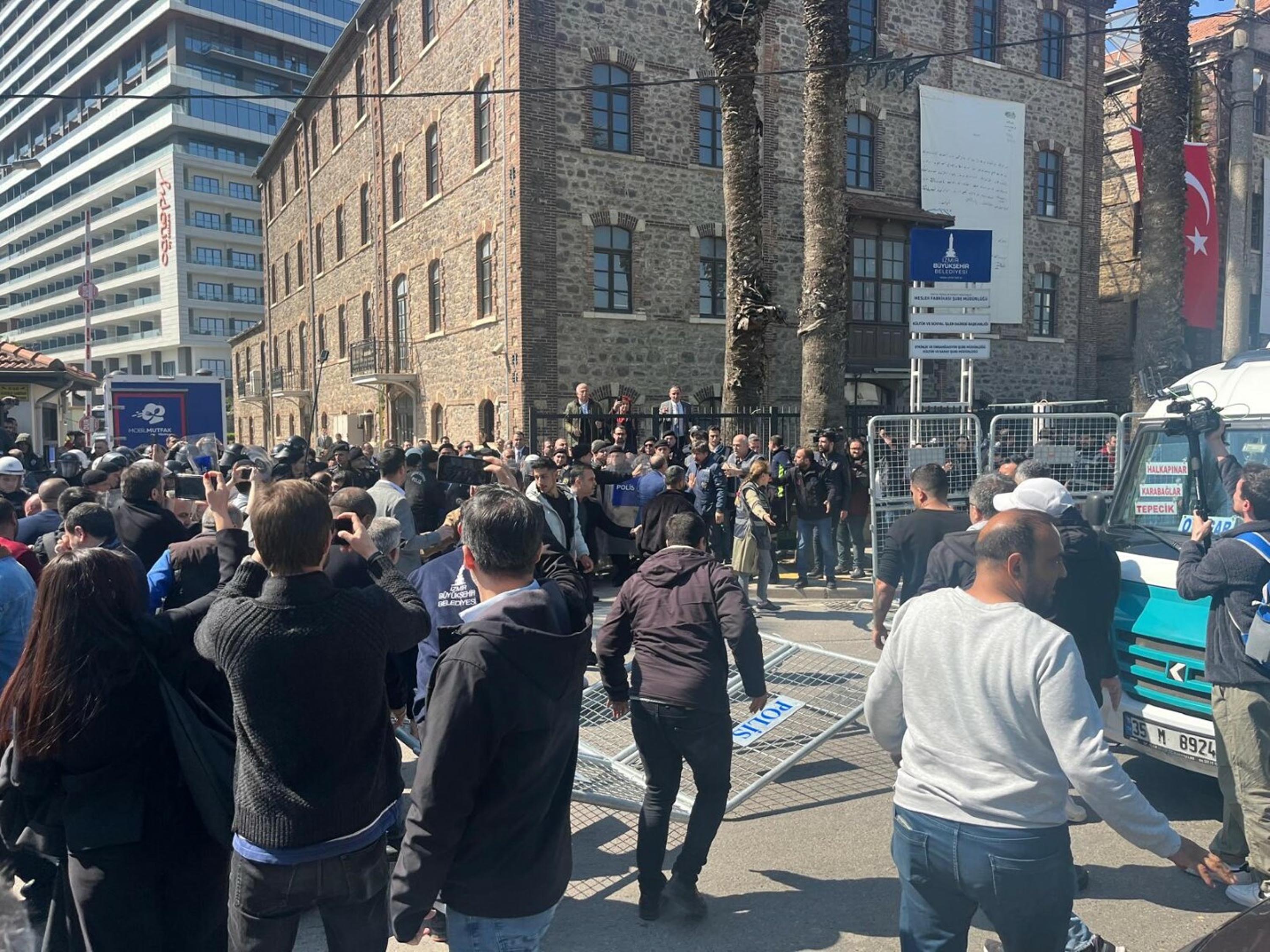 Meslek Fabrikası önünde yaşanan arbede ve polis müdahalesi