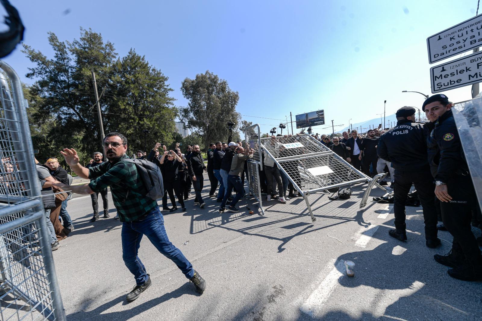 Meslek Fabrikası önünde yaşanan arbede ve polis müdahalesi