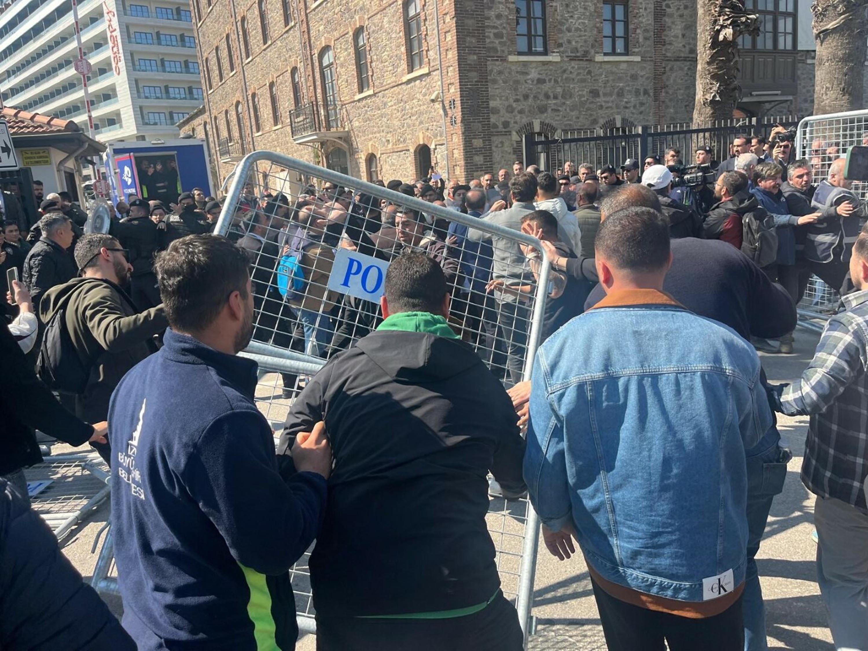 Meslek Fabrikası önünde yaşanan arbede ve polis müdahalesi