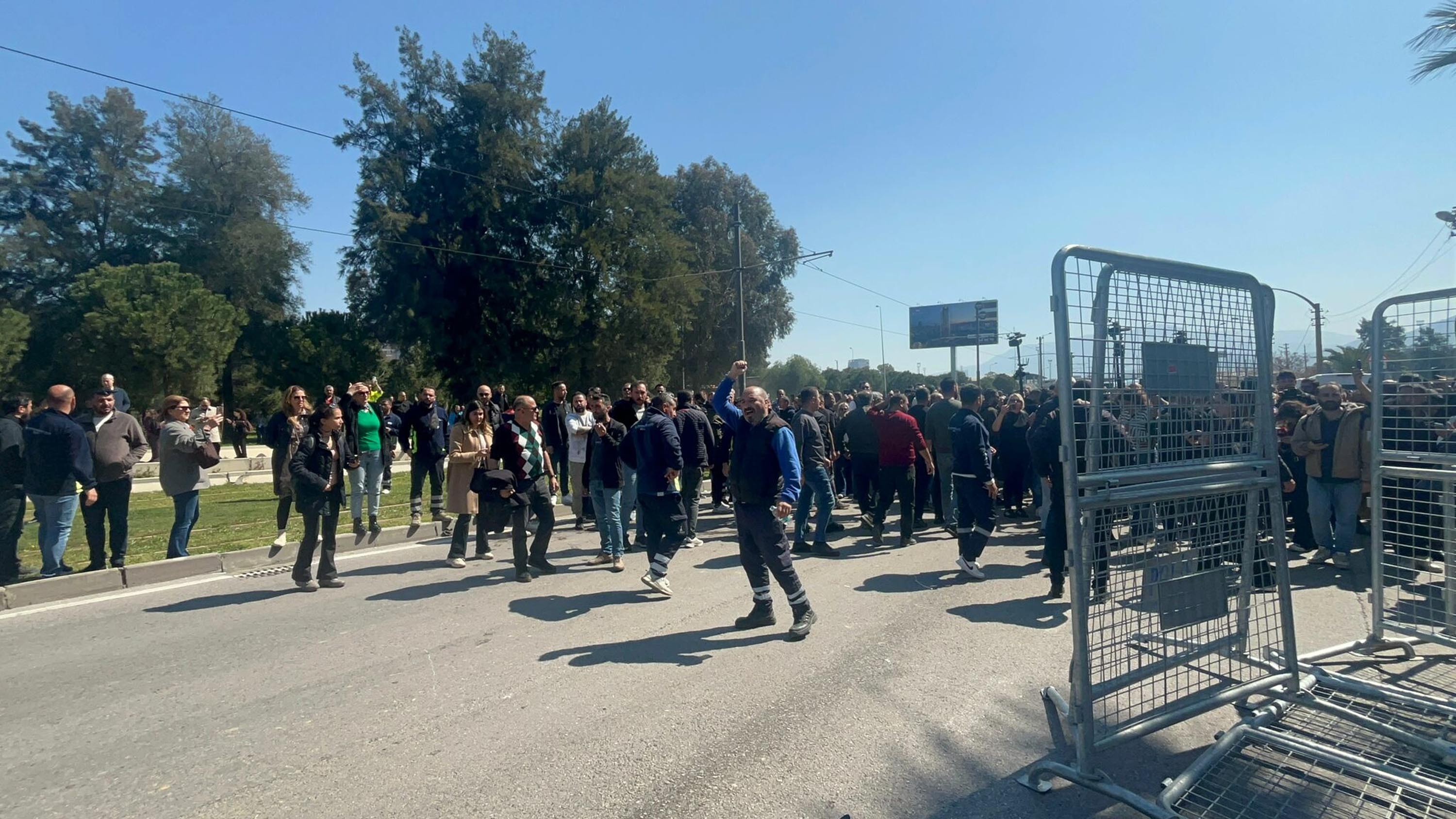 Meslek Fabrikası önünde yaşanan arbede ve polis müdahalesi