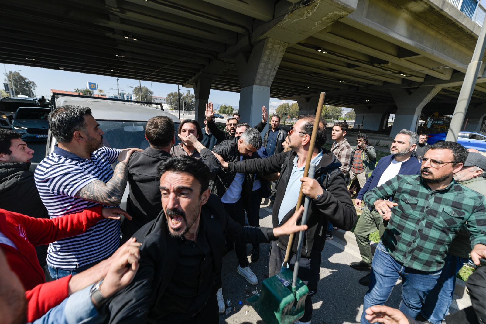 Meslek Fabrikası'nın Atatürk imzalı tapusu polis tarafından indirildi!