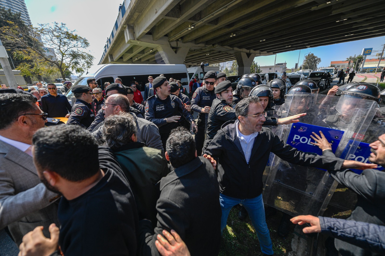 Meslek Fabrikası'nın Atatürk imzalı tapusu polis tarafından indirildi!