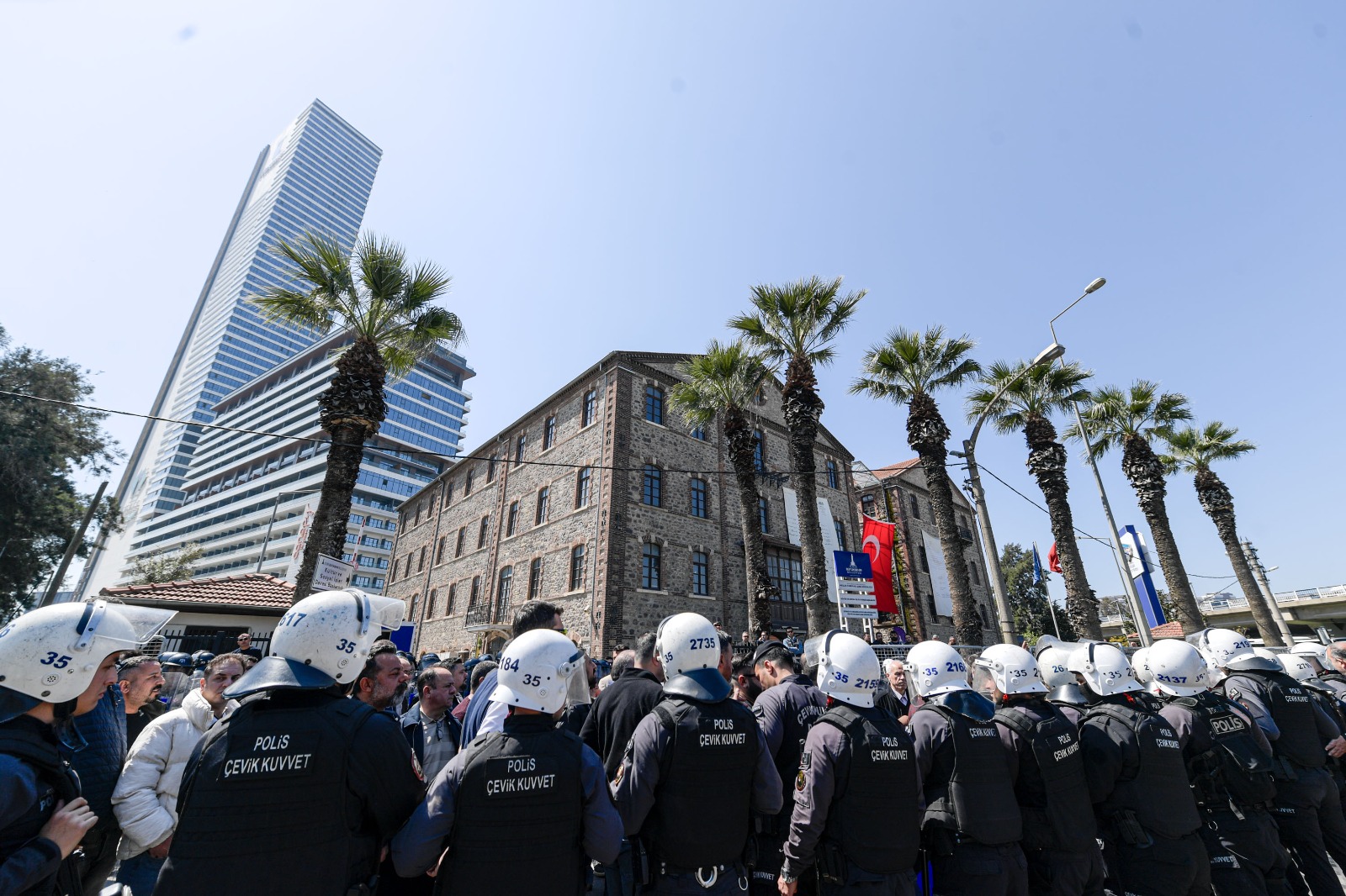 Meslek Fabrikası'nın Atatürk imzalı tapusu polis tarafından indirildi!