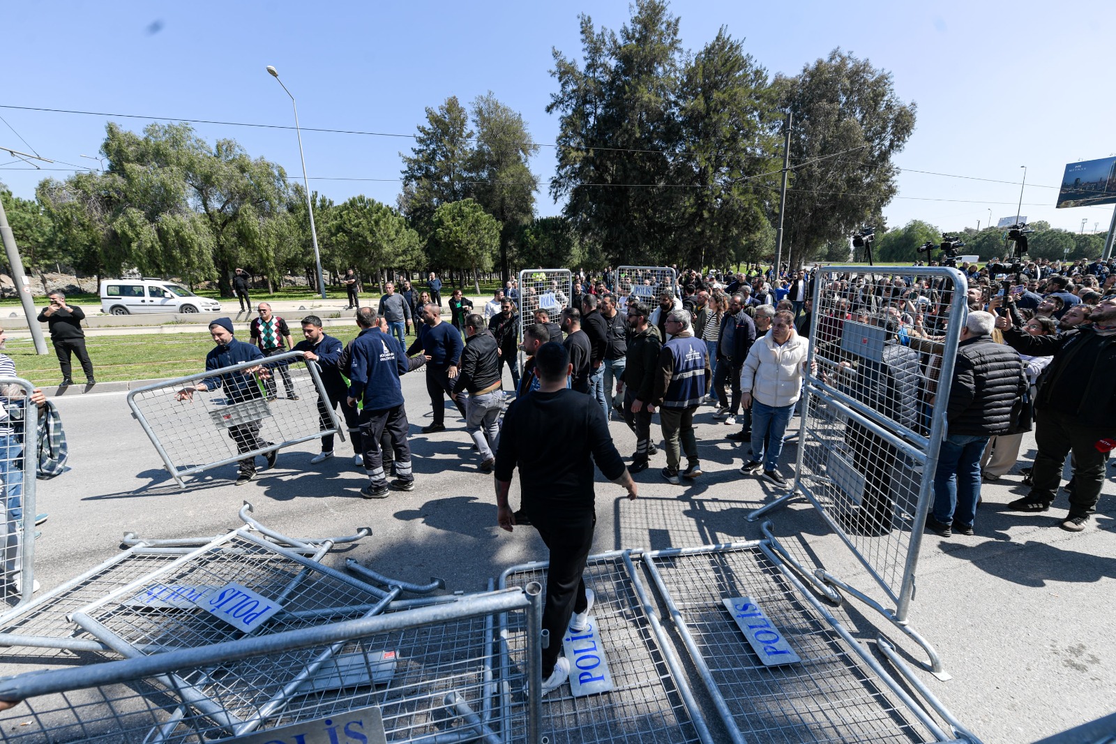 Meslek Fabrikası'nın Atatürk imzalı tapusu polis tarafından indirildi!