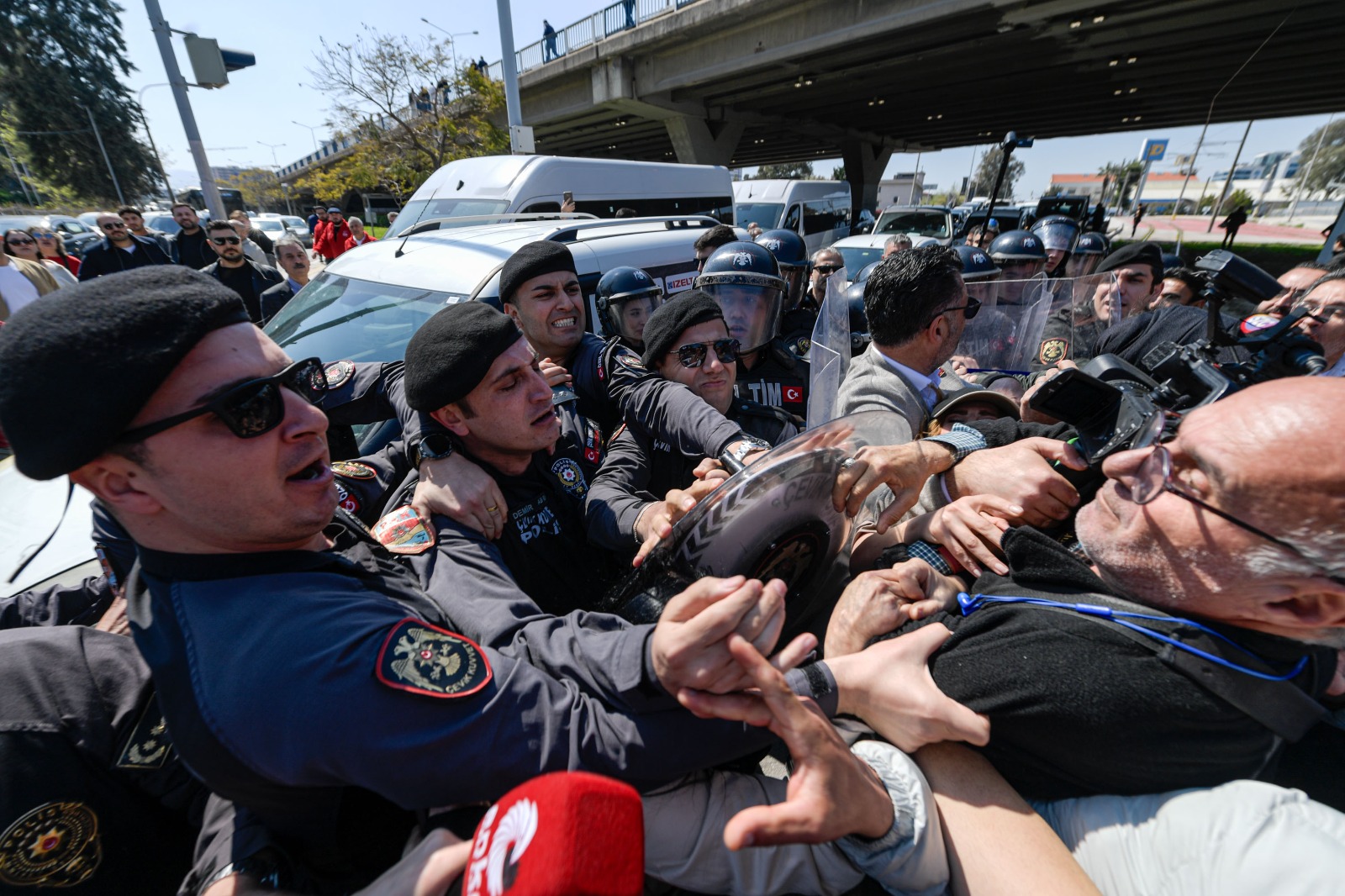 Meslek Fabrikası'nın Atatürk imzalı tapusu polis tarafından indirildi!