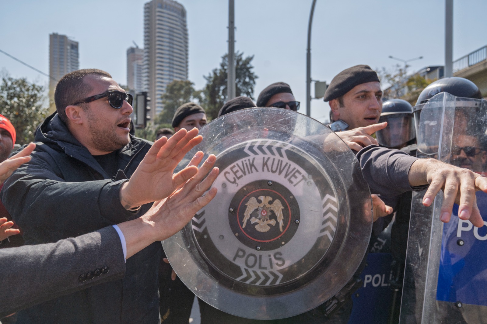 Meslek Fabrikası'nın Atatürk imzalı tapusu polis tarafından indirildi!