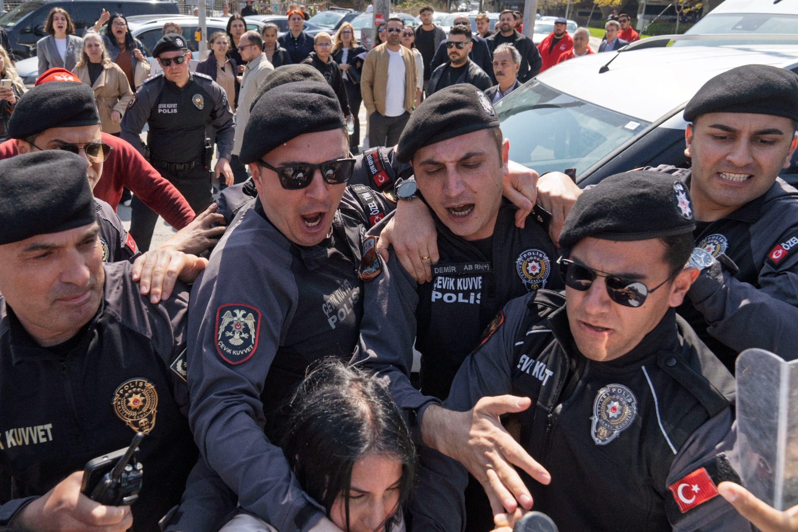 Meslek Fabrikası'nın Atatürk imzalı tapusu polis tarafından indirildi!