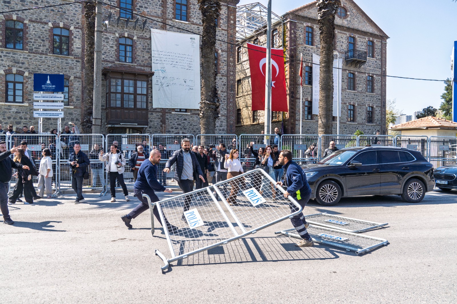 Meslek Fabrikası'nın Atatürk imzalı tapusu polis tarafından indirildi!