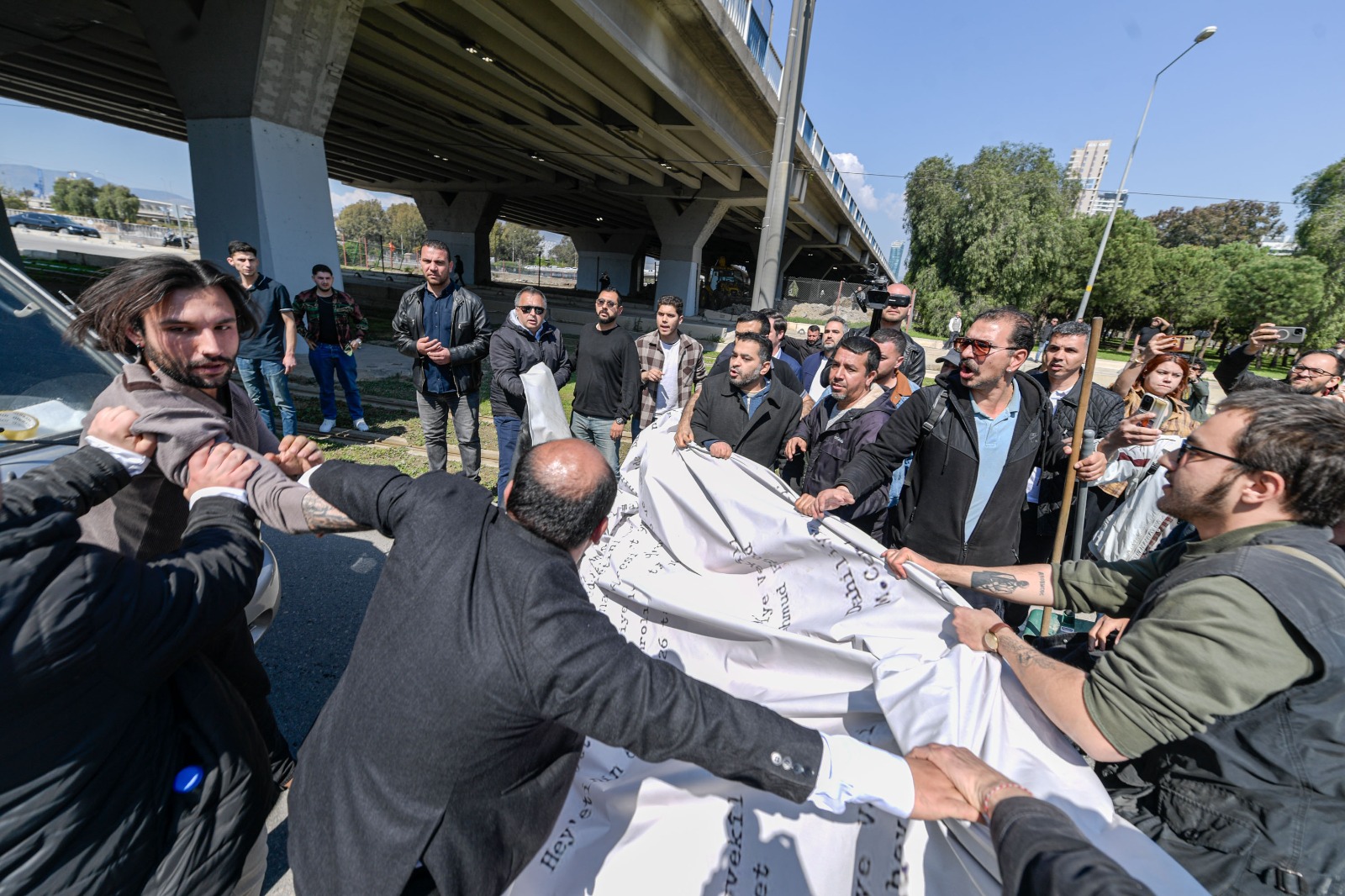 Meslek Fabrikası'nın Atatürk imzalı tapusu polis tarafından indirildi!