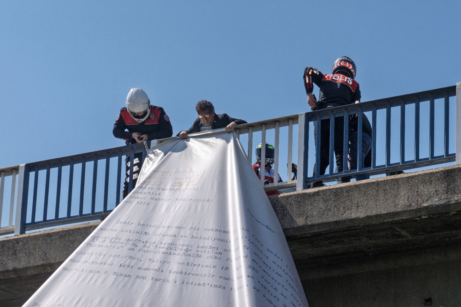 Meslek Fabrikası'nın Atatürk imzalı tapusu polis tarafından indirildi!