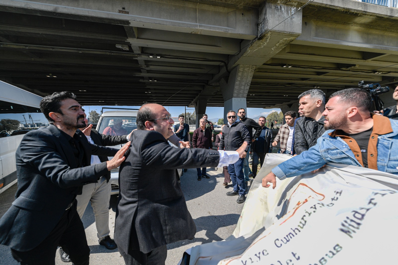 Meslek Fabrikası'nın Atatürk imzalı tapusu polis tarafından indirildi!