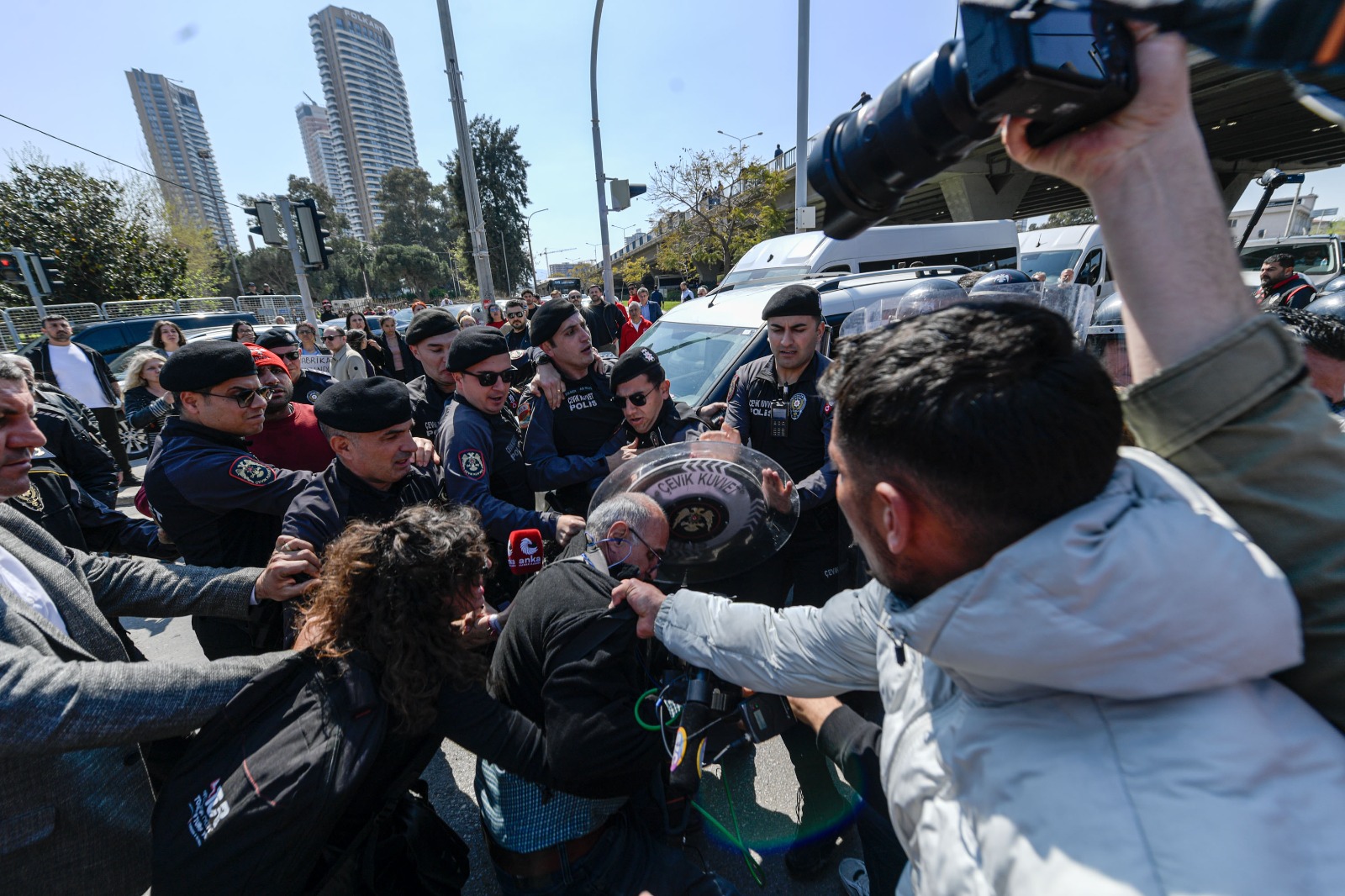 Meslek Fabrikası'nın Atatürk imzalı tapusu polis tarafından indirildi!
