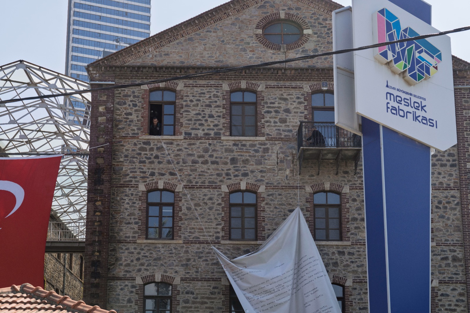 Meslek Fabrikası'nın Atatürk imzalı tapusu polis tarafından indirildi!