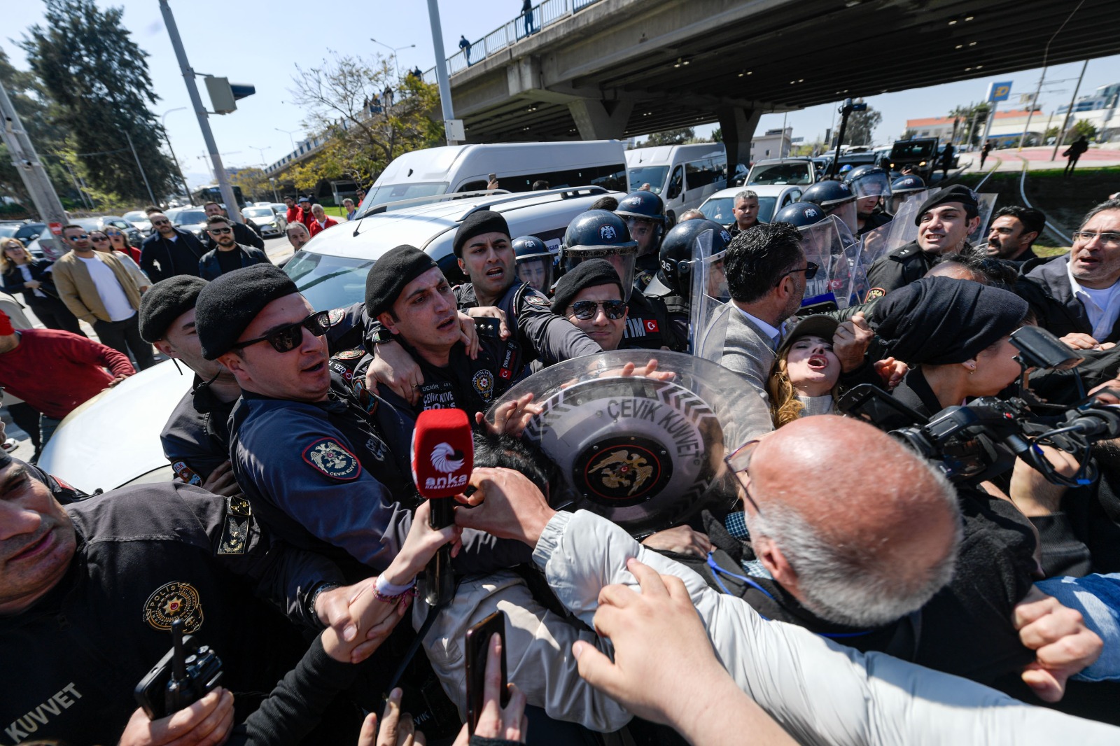 Meslek Fabrikası'nın Atatürk imzalı tapusu polis tarafından indirildi!
