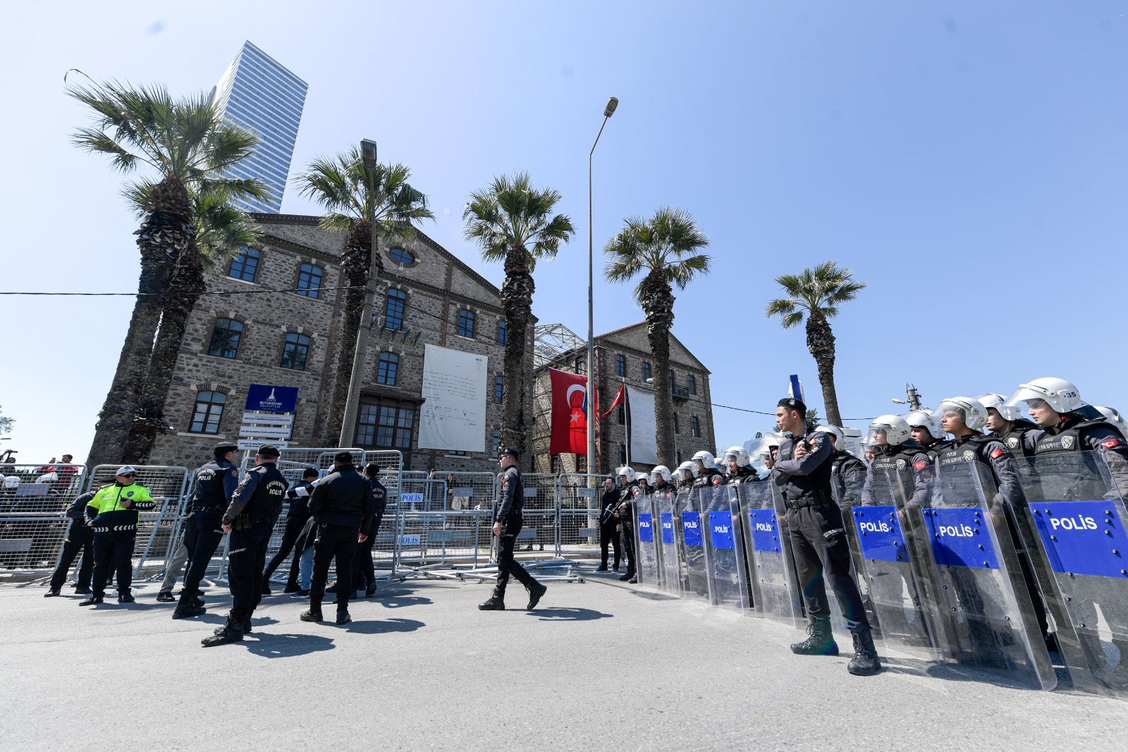 Meslek Fabrikası'nın Atatürk imzalı tapusu polis tarafından indirildi!