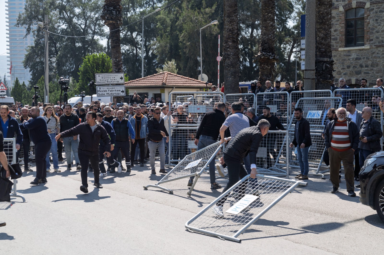 Meslek Fabrikası'nın Atatürk imzalı tapusu polis tarafından indirildi!
