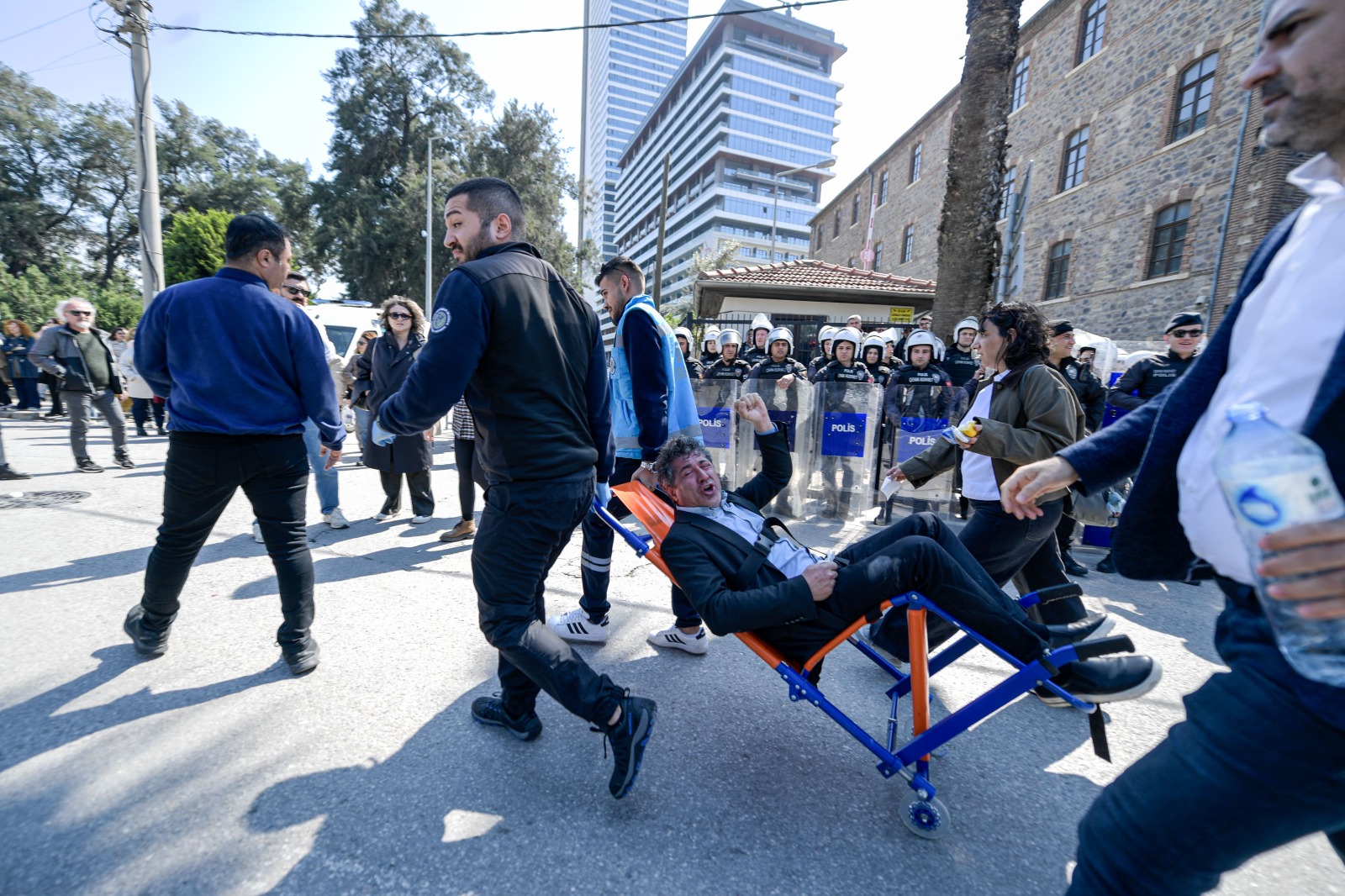 Meslek Fabrikası'nın Atatürk imzalı tapusu polis tarafından indirildi!