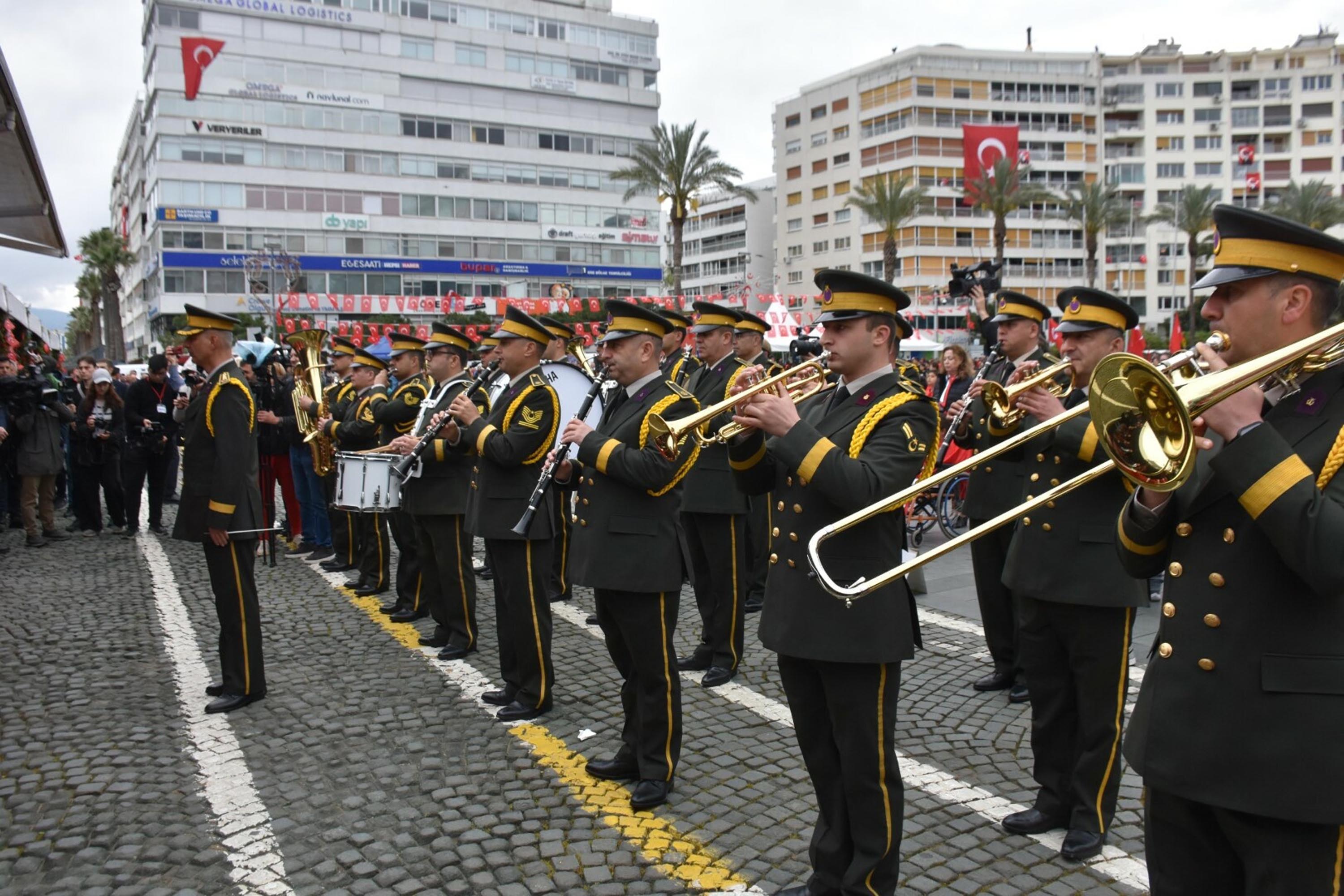 İzmir'de 23 Nisan coşkusu
