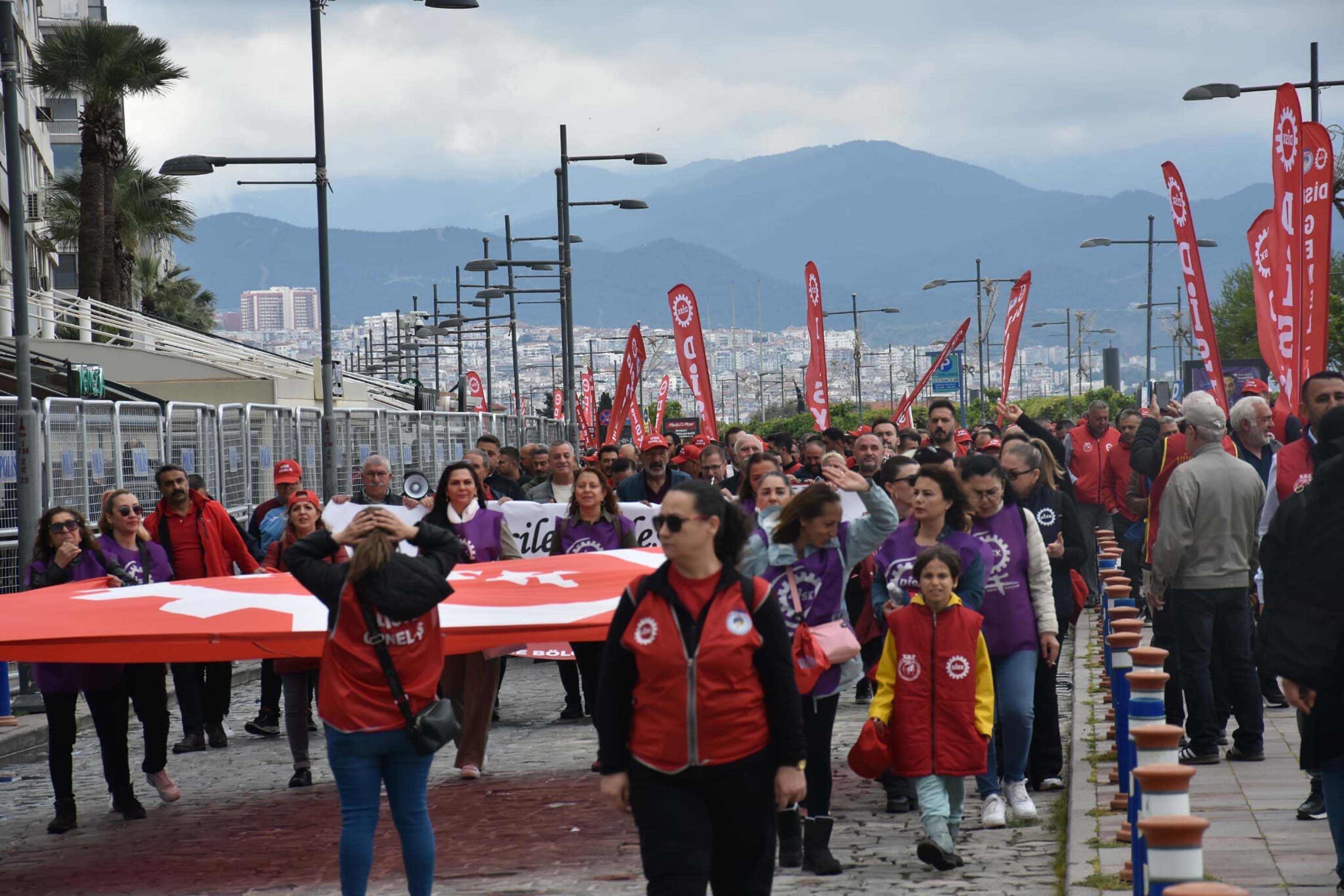 İzmir'de 1 Mayıs Emek ve Dayanışma Günü kutlandı