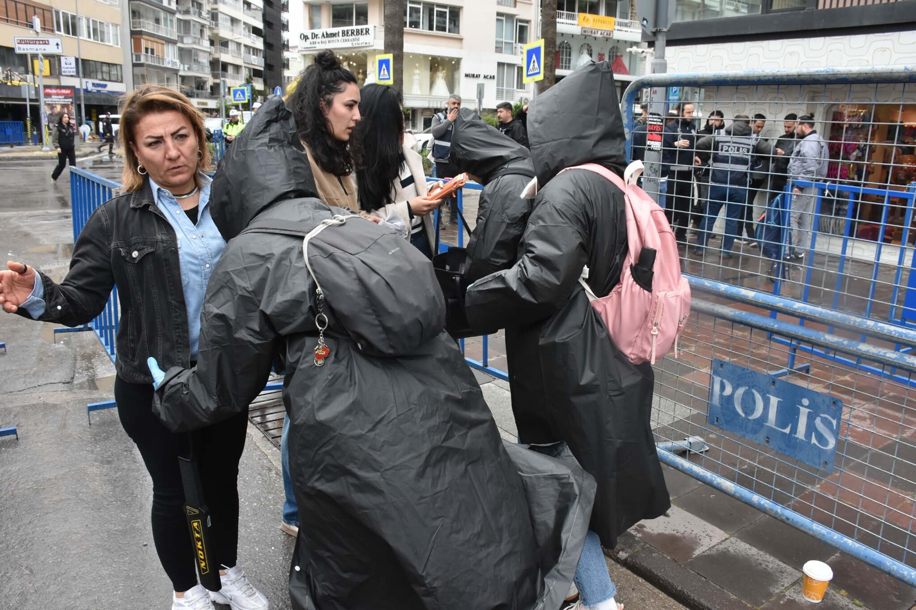 İzmir'de 1 Mayıs Emek ve Dayanışma Günü kutlandı