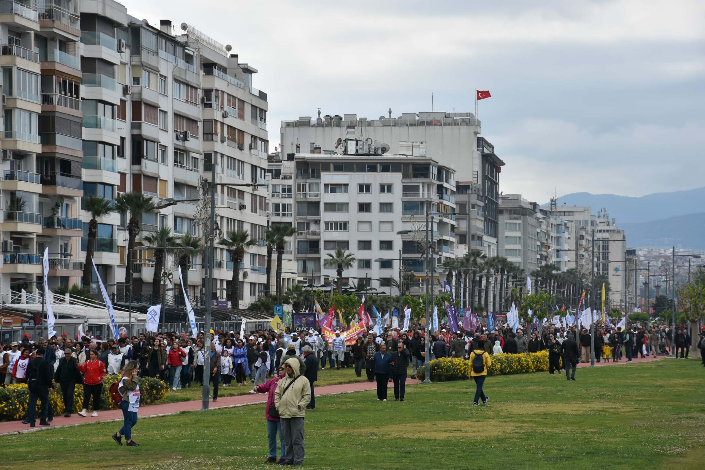 İzmir'de 1 Mayıs Emek ve Dayanışma Günü kutlandı