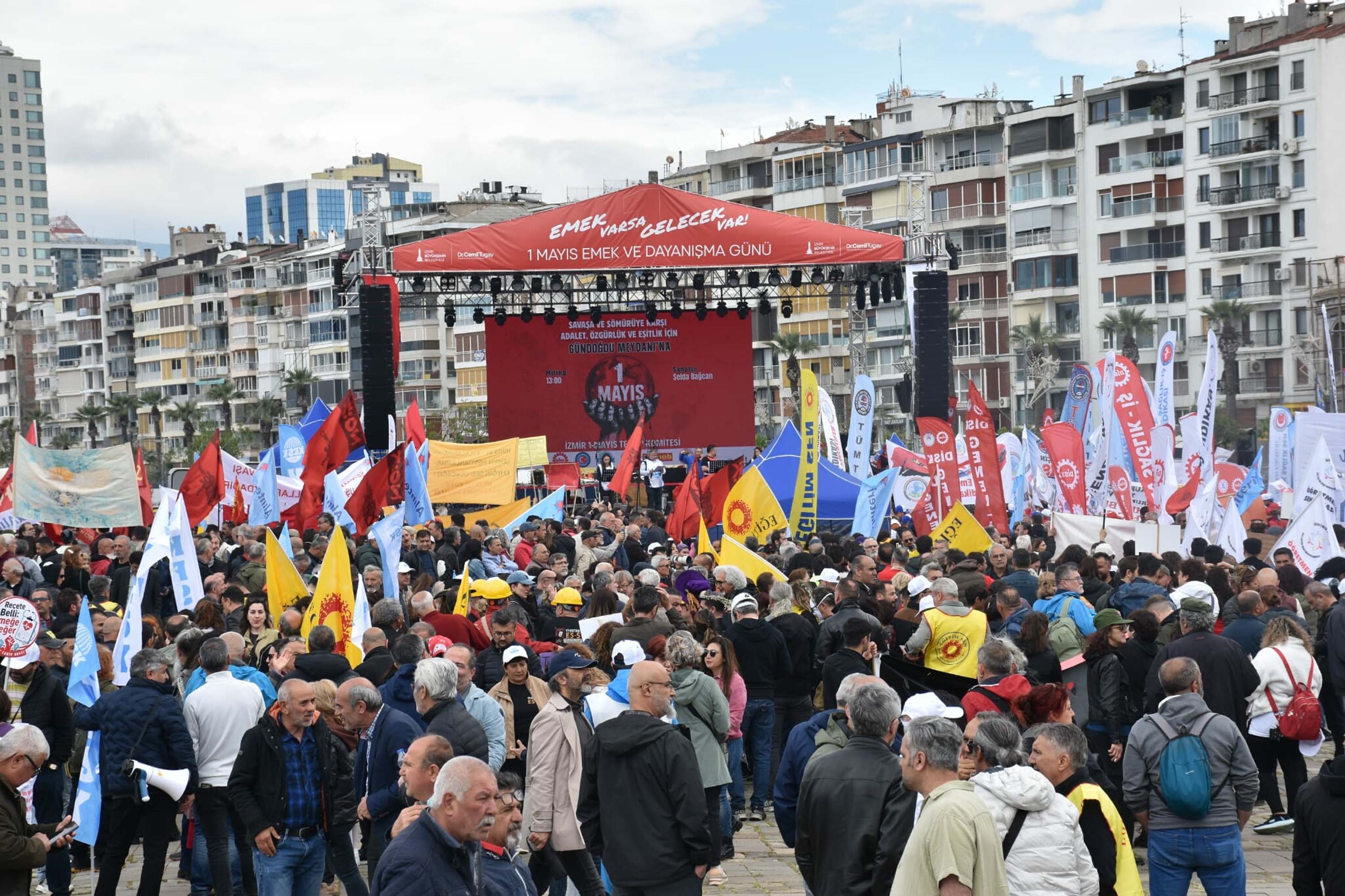 İzmir'de 1 Mayıs Emek ve Dayanışma Günü kutlandı