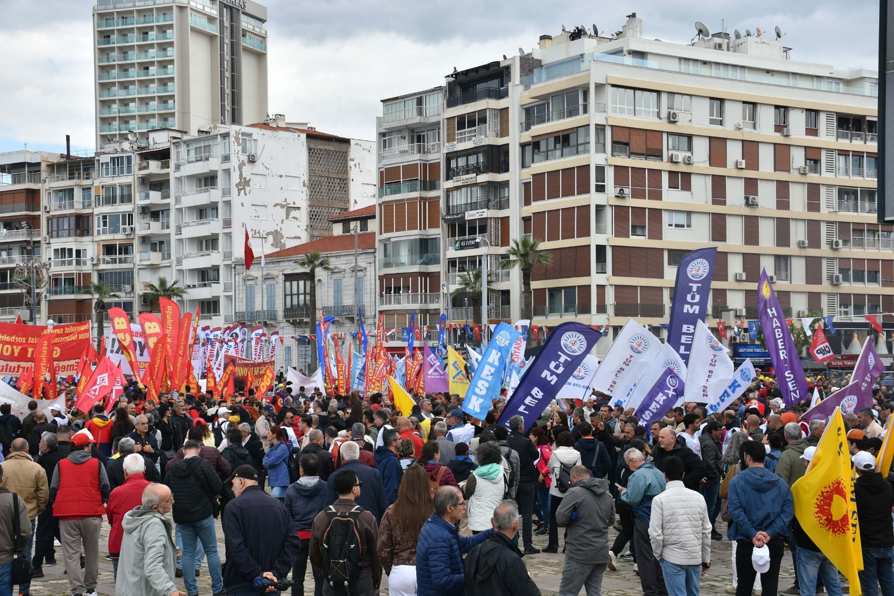 İzmir'de 1 Mayıs Emek ve Dayanışma Günü kutlandı