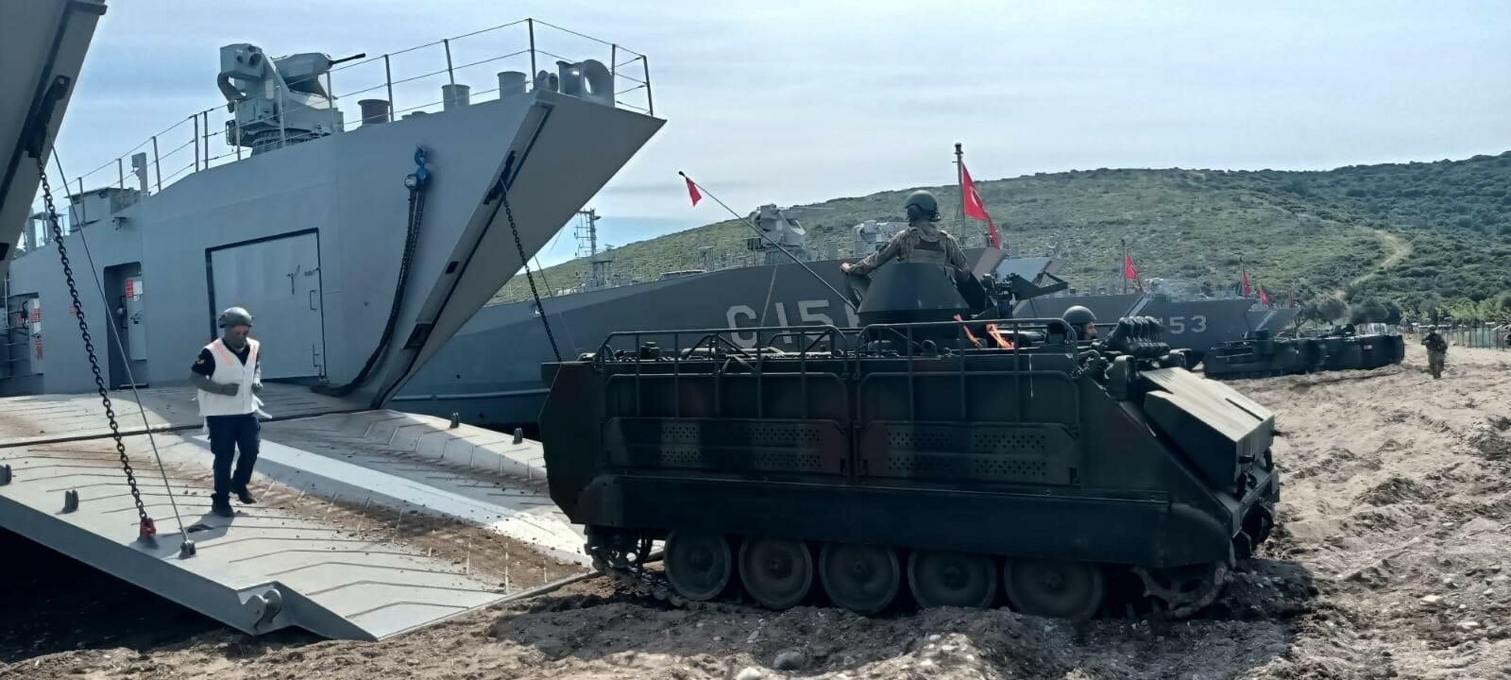 EFES-2026 Tatbikatı kapsamında iki çıkarma gemisi ile koya çıkarma yapıldı