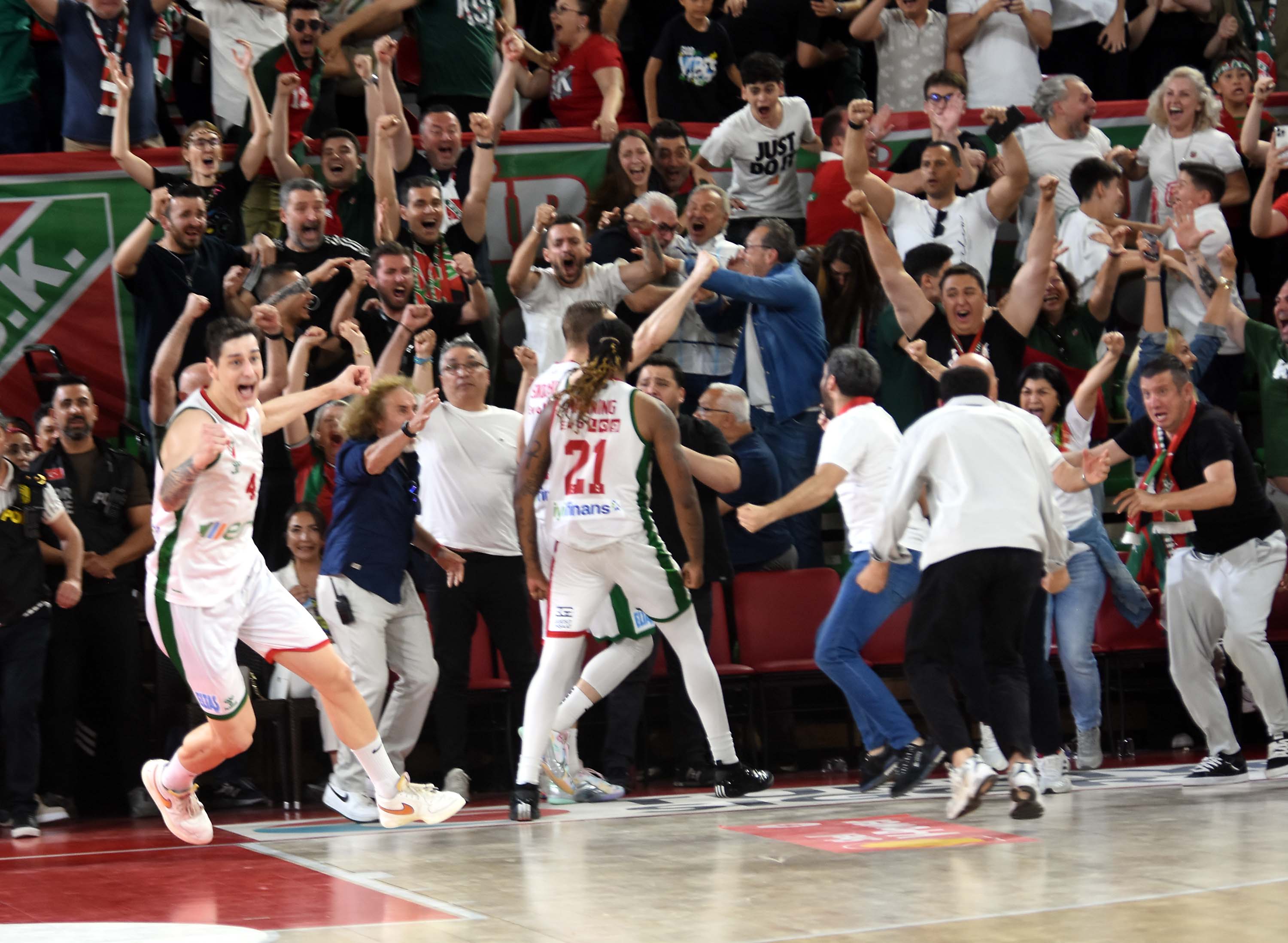 Kaf-Kaf, son saniye basketiyle Bursaspor'u yendi ve ligde kaldı