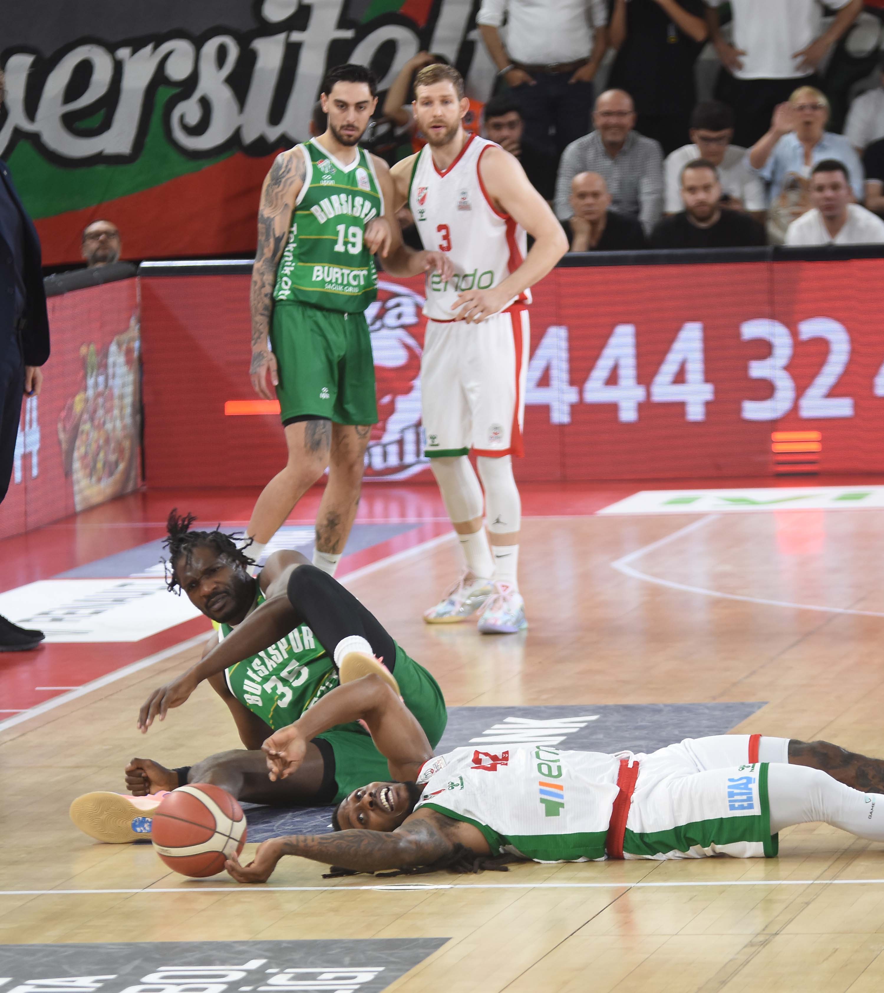 Kaf-Kaf, son saniye basketiyle Bursaspor'u yendi ve ligde kaldı