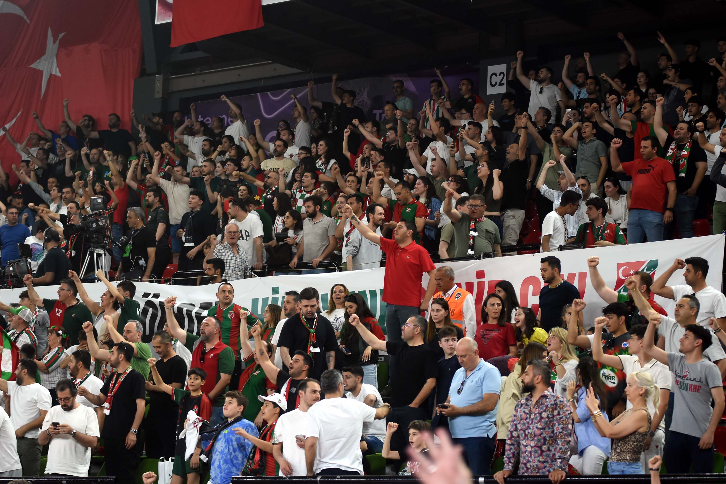 Kaf-Kaf, son saniye basketiyle Bursaspor'u yendi ve ligde kaldı