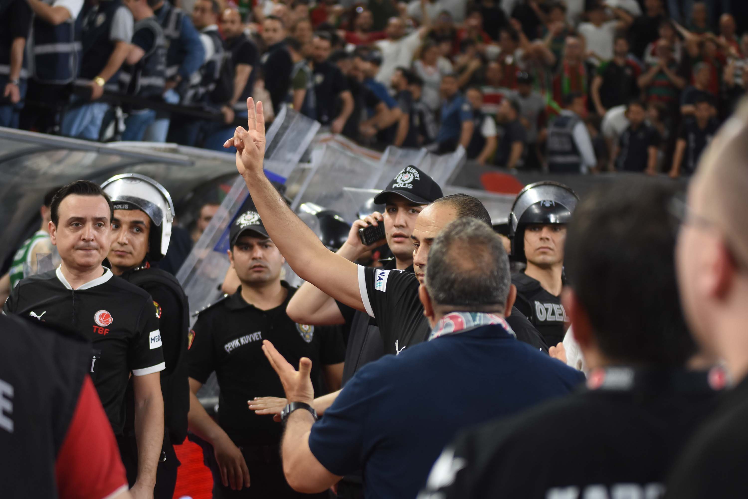 Kaf-Kaf, son saniye basketiyle Bursaspor'u yendi ve ligde kaldı