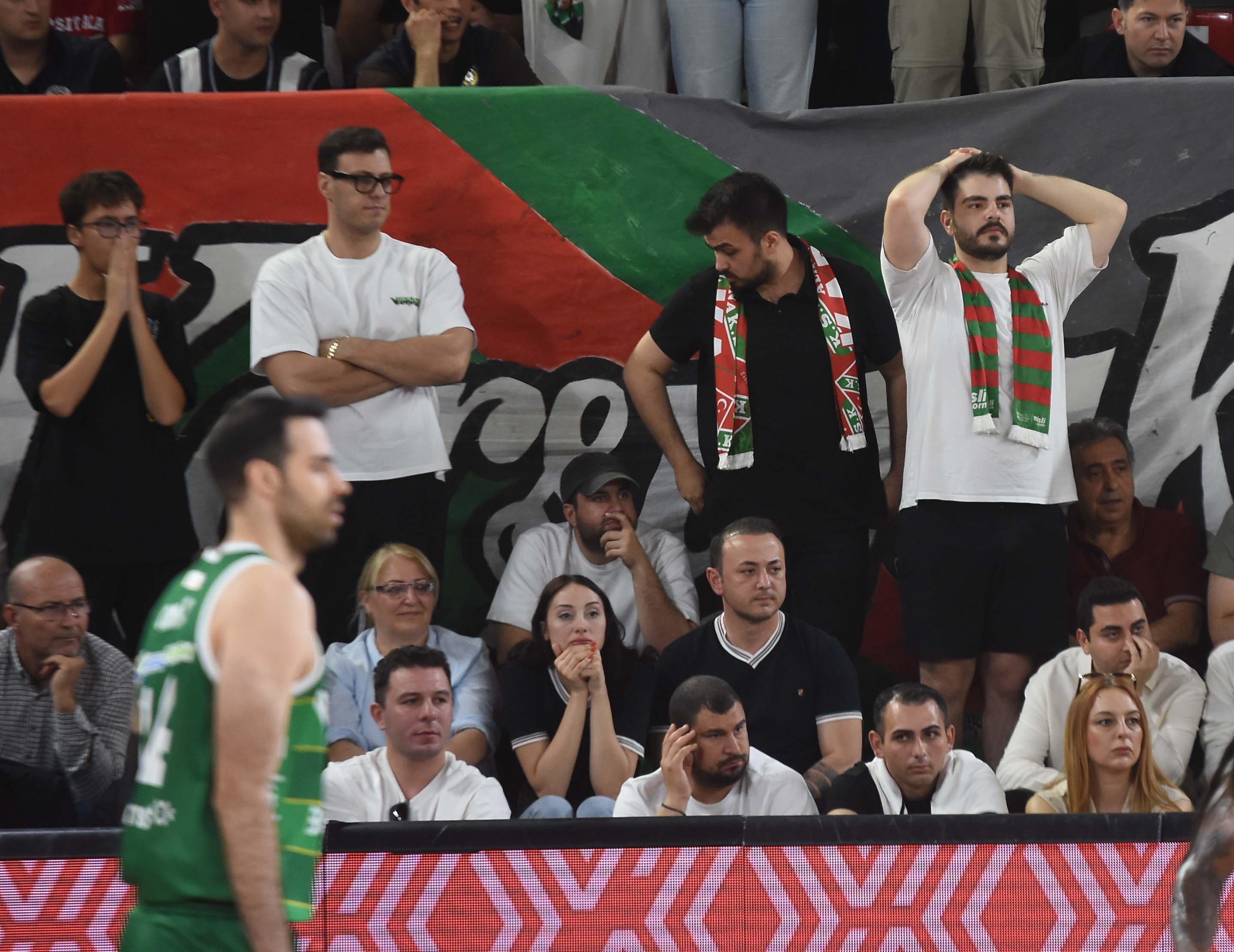 Kaf-Kaf, son saniye basketiyle Bursaspor'u yendi ve ligde kaldı