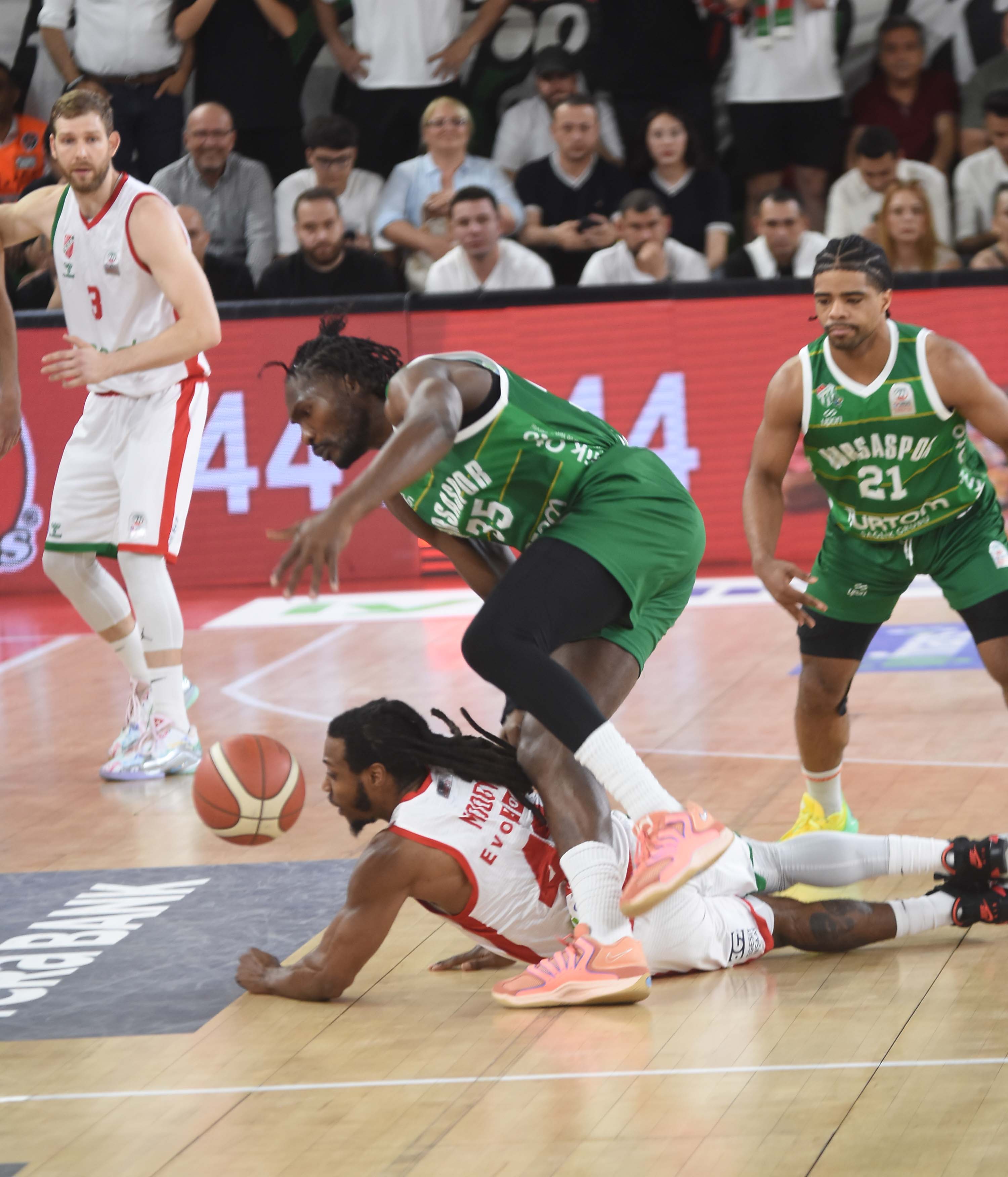 Kaf-Kaf, son saniye basketiyle Bursaspor'u yendi ve ligde kaldı