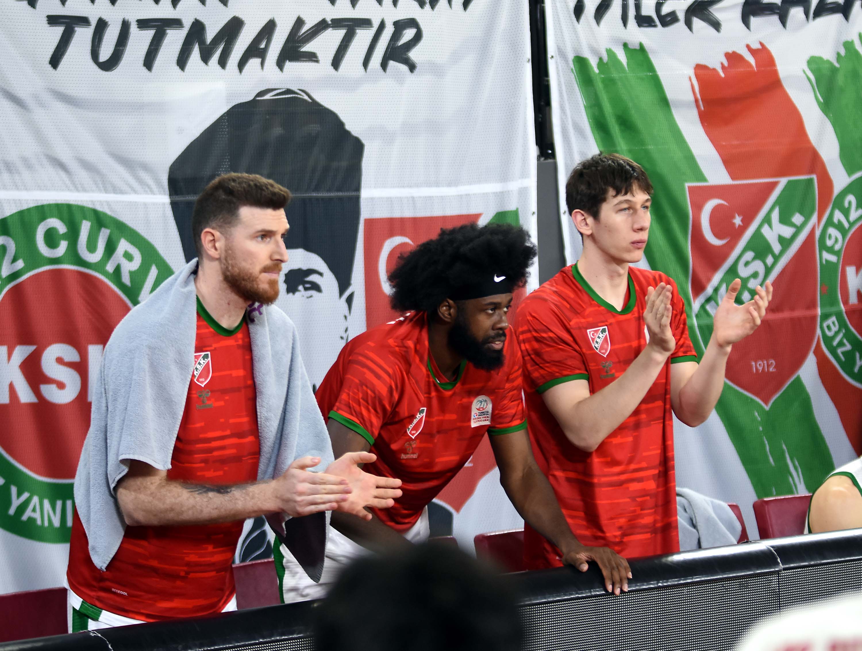 Kaf-Kaf, son saniye basketiyle Bursaspor'u yendi ve ligde kaldı