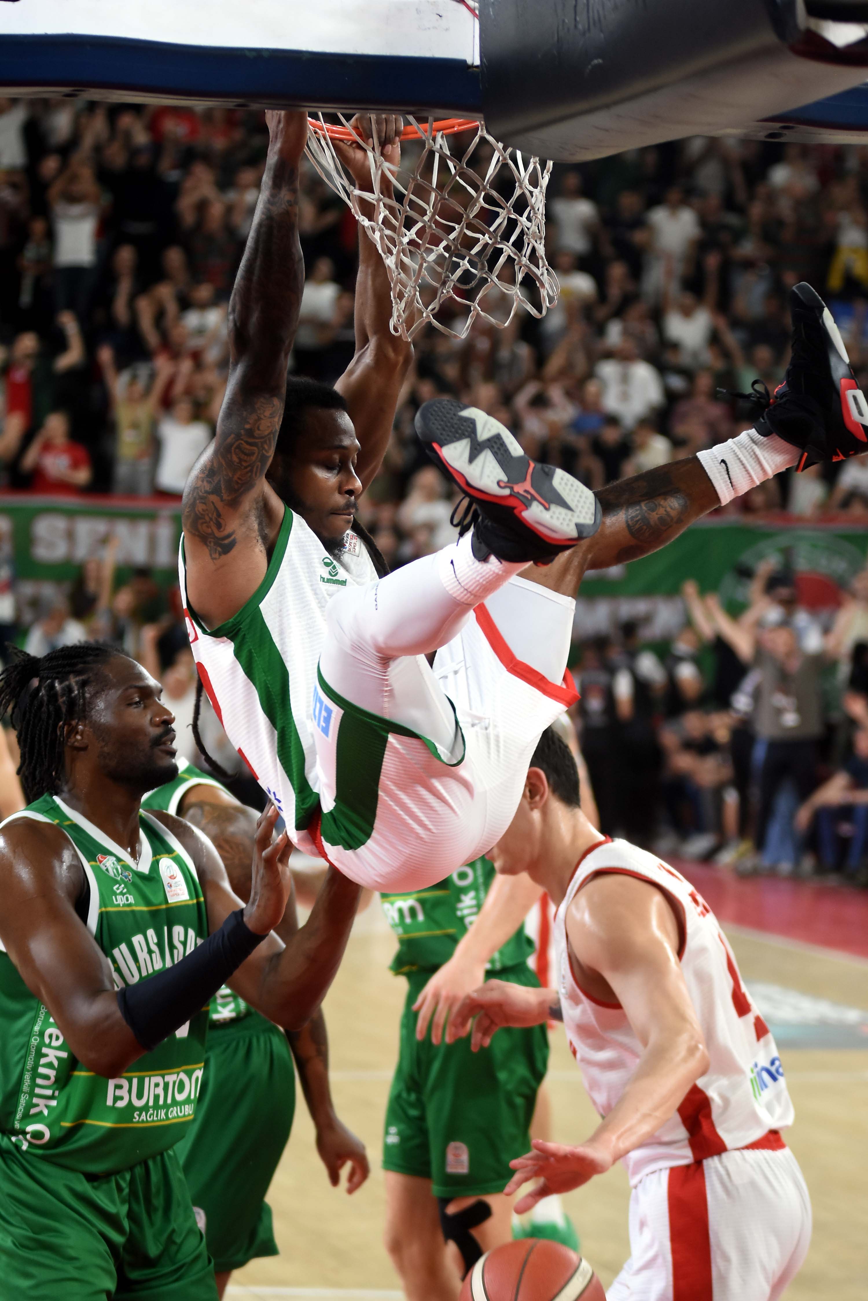 Kaf-Kaf, son saniye basketiyle Bursaspor'u yendi ve ligde kaldı