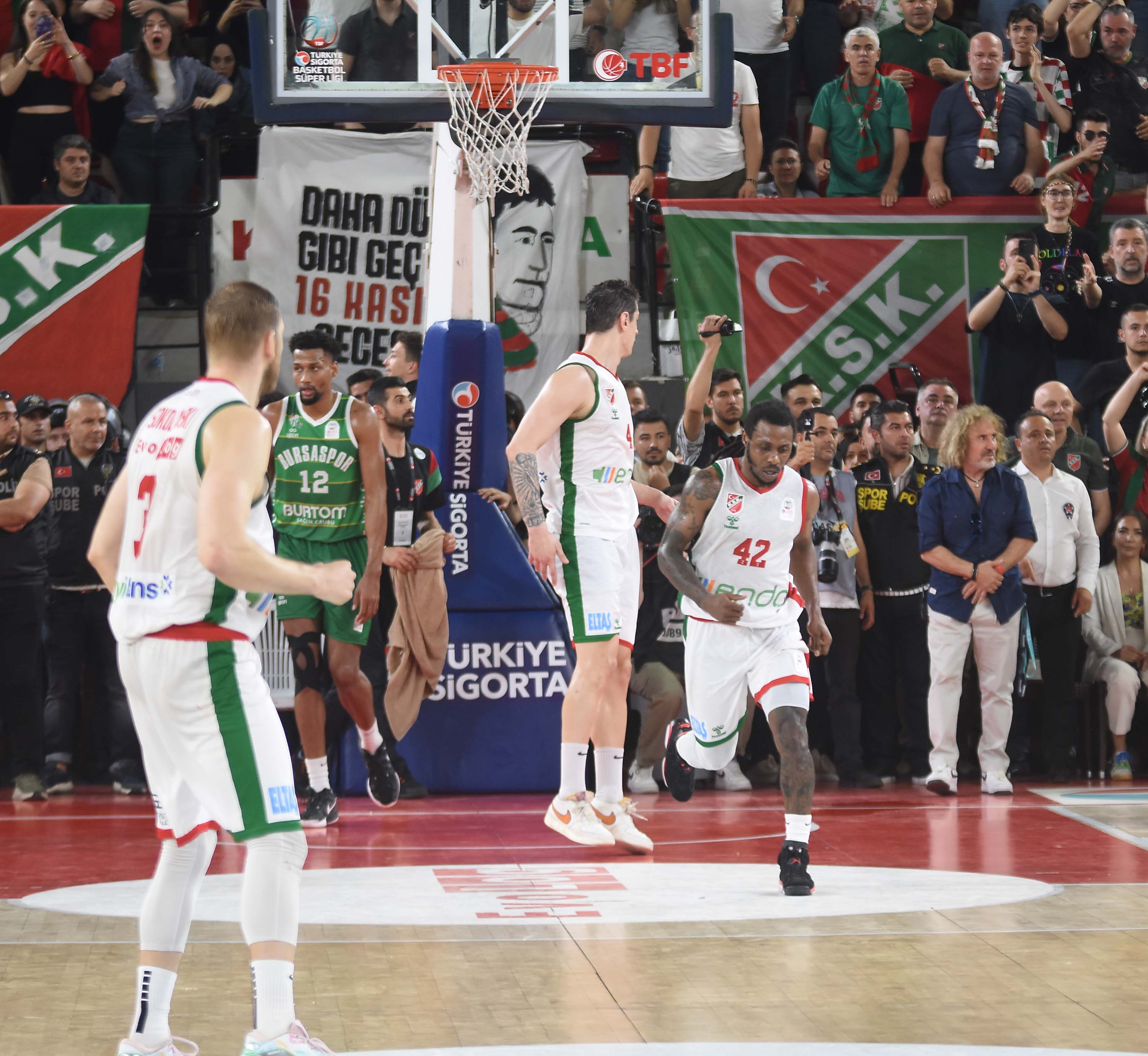 Kaf-Kaf, son saniye basketiyle Bursaspor'u yendi ve ligde kaldı