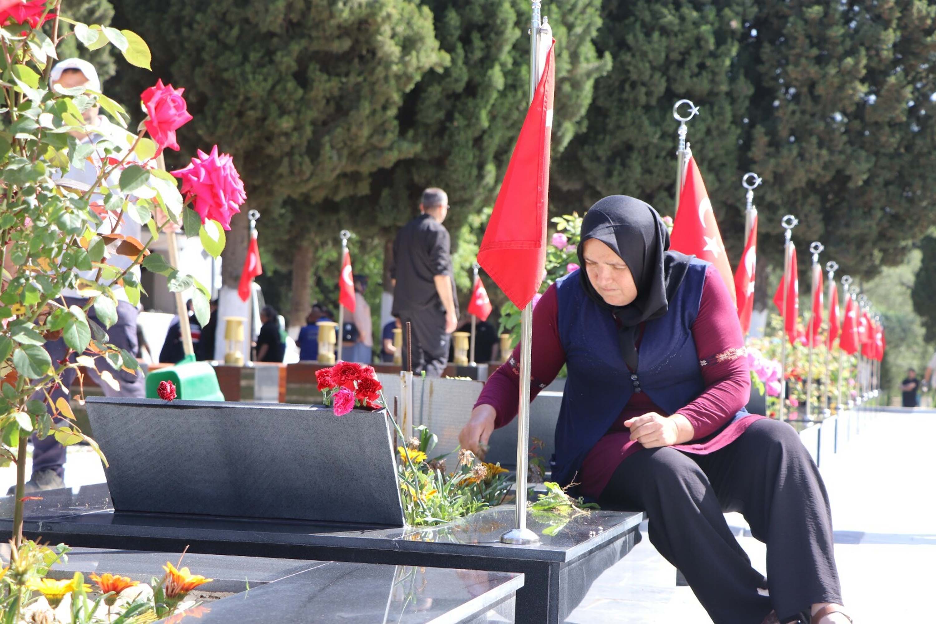 Soma'daki maden şehitleri dualarla anıldı