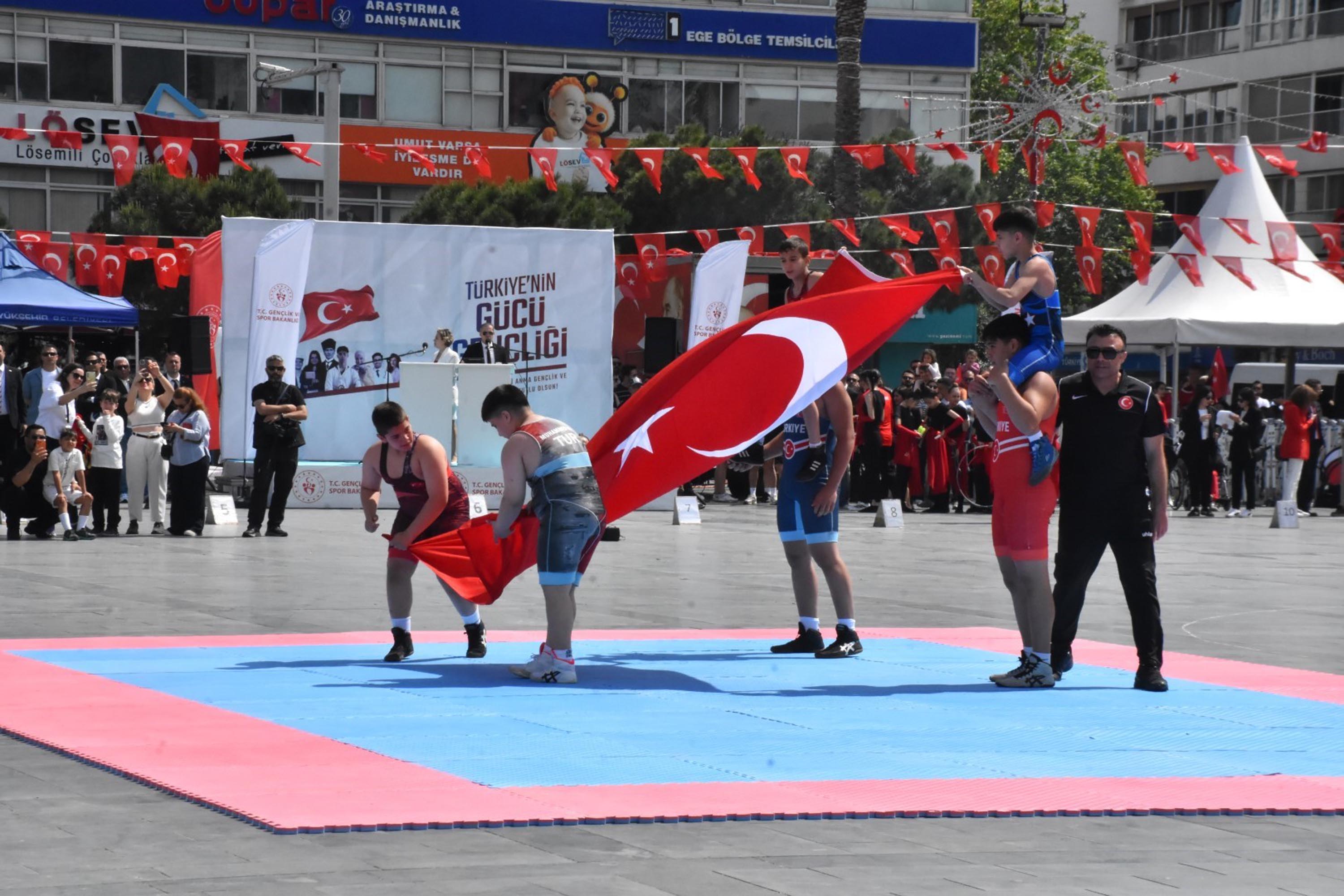 İzmir’de 19 Mayıs coşkusu