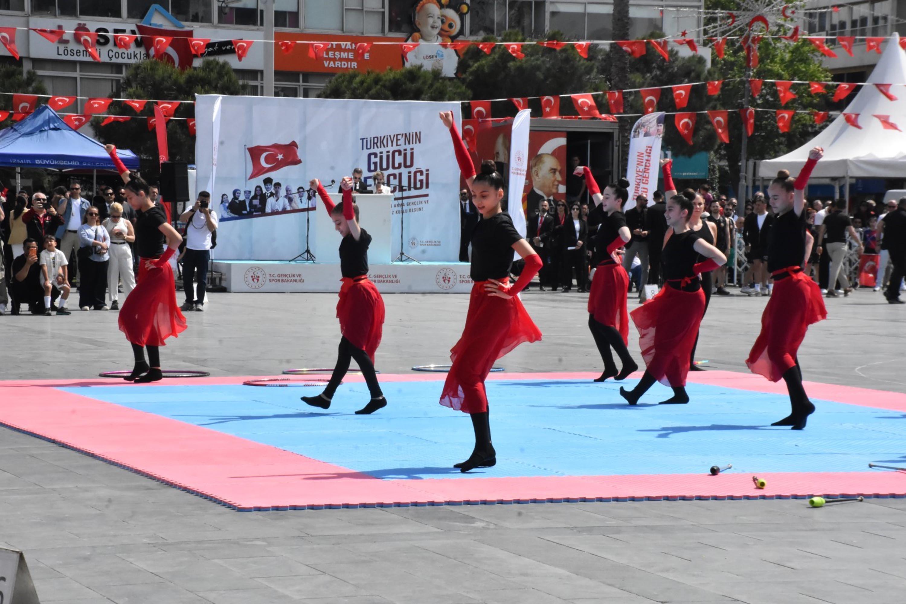 İzmir’de 19 Mayıs coşkusu