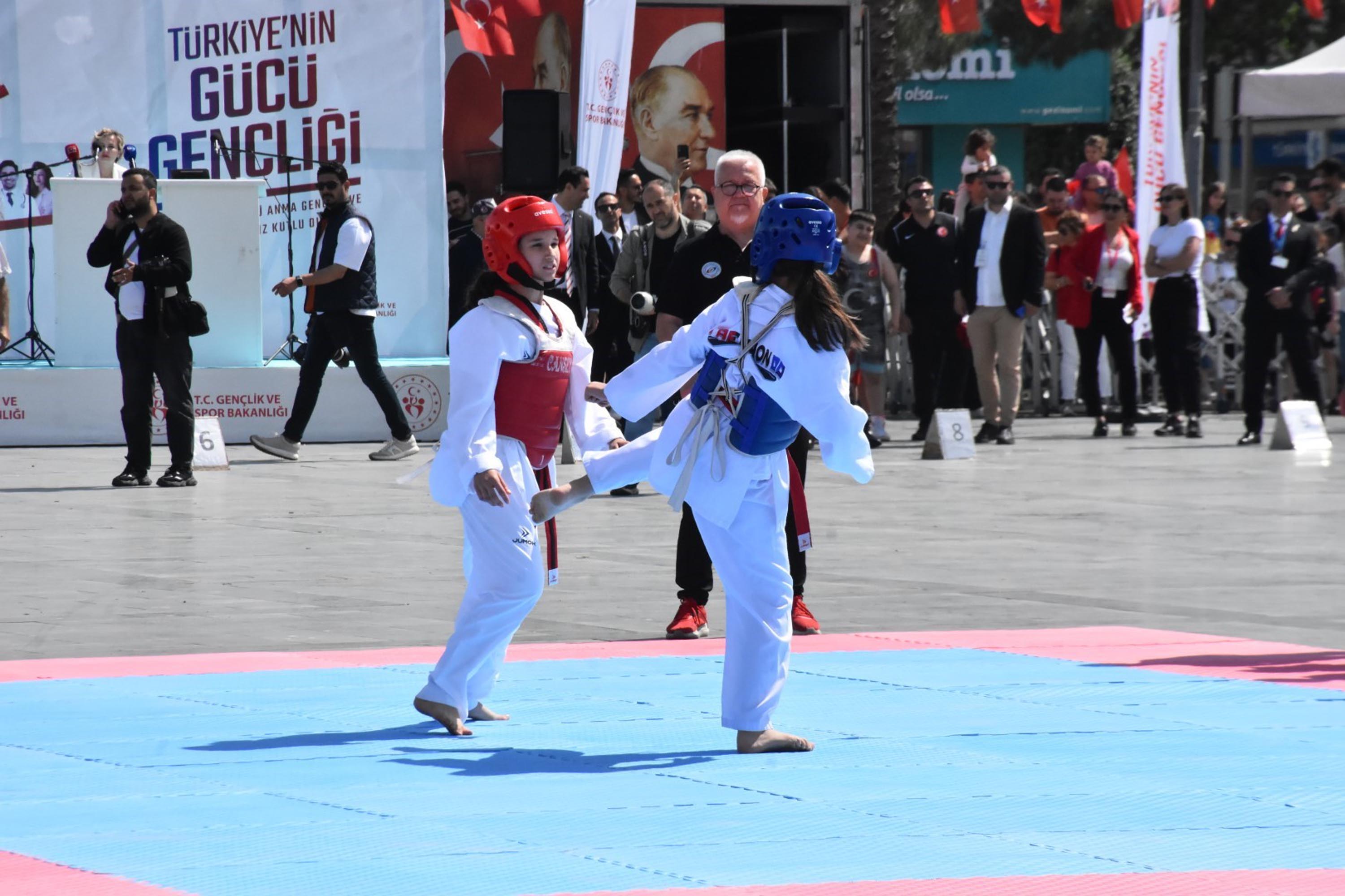 İzmir’de 19 Mayıs coşkusu