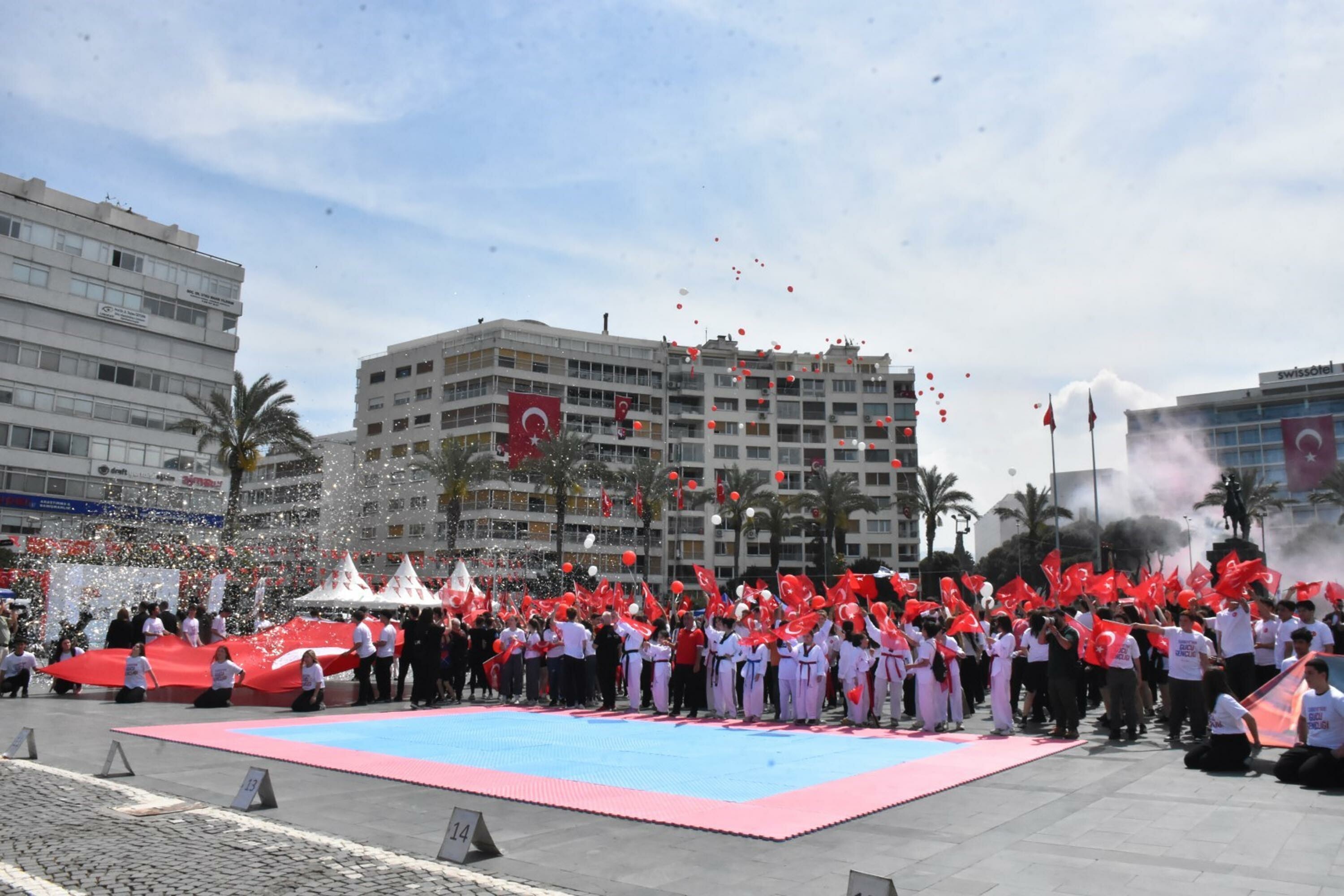 İzmir’de 19 Mayıs coşkusu