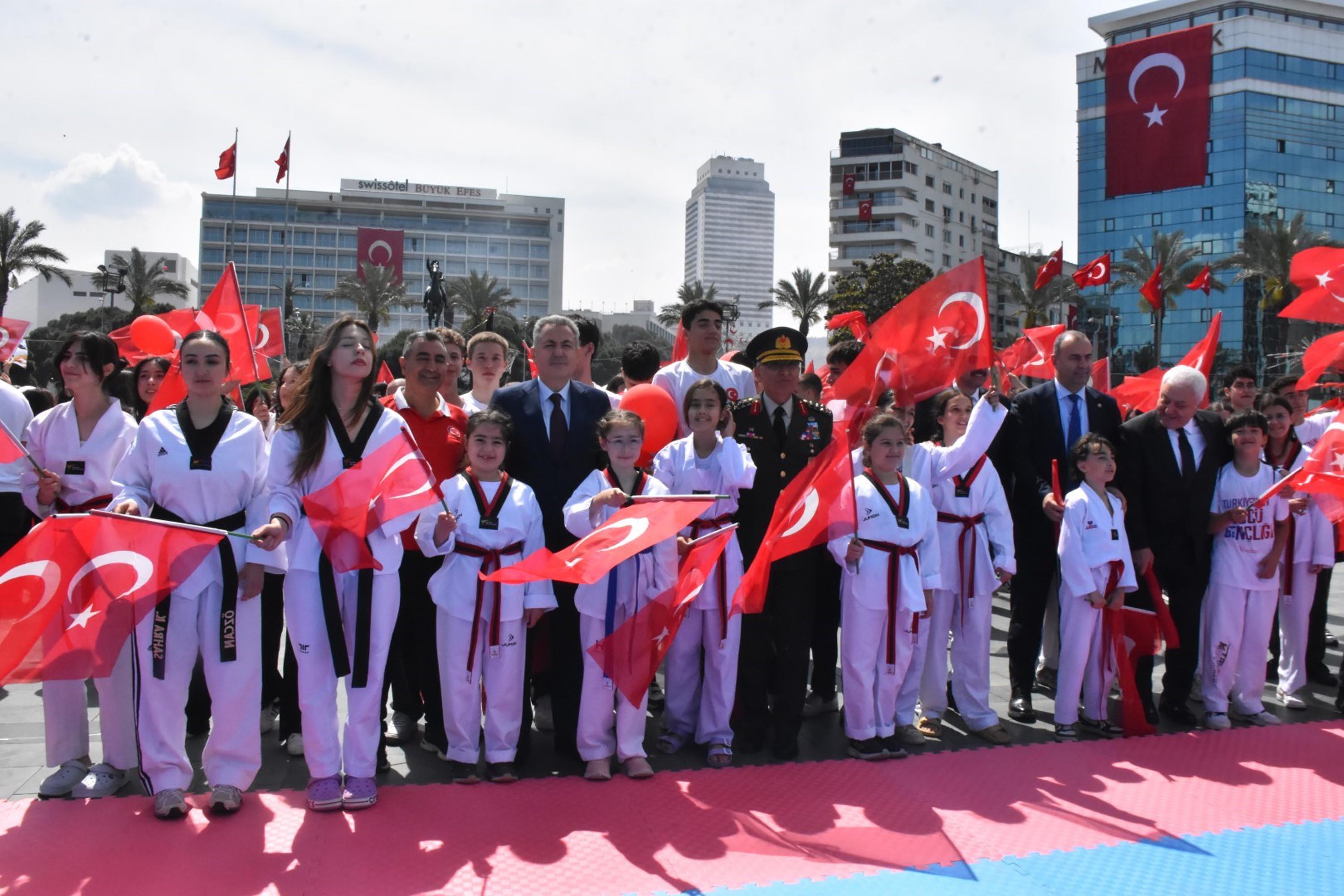 İzmir’de 19 Mayıs coşkusu
