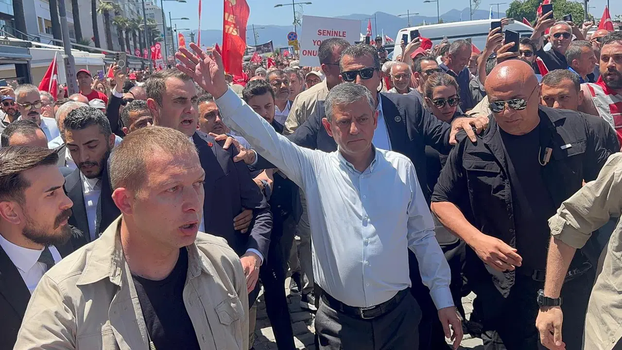 İzmirliler meydandan toplanmaya başladı