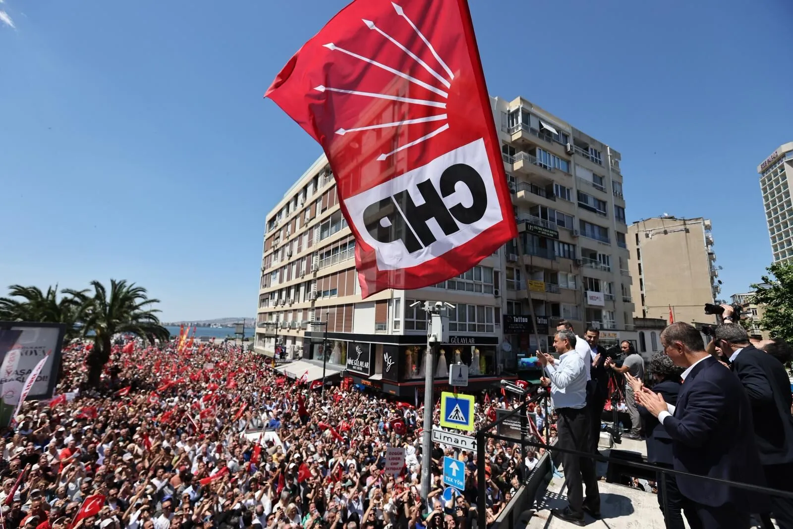 İzmirliler meydandan toplanmaya başladı